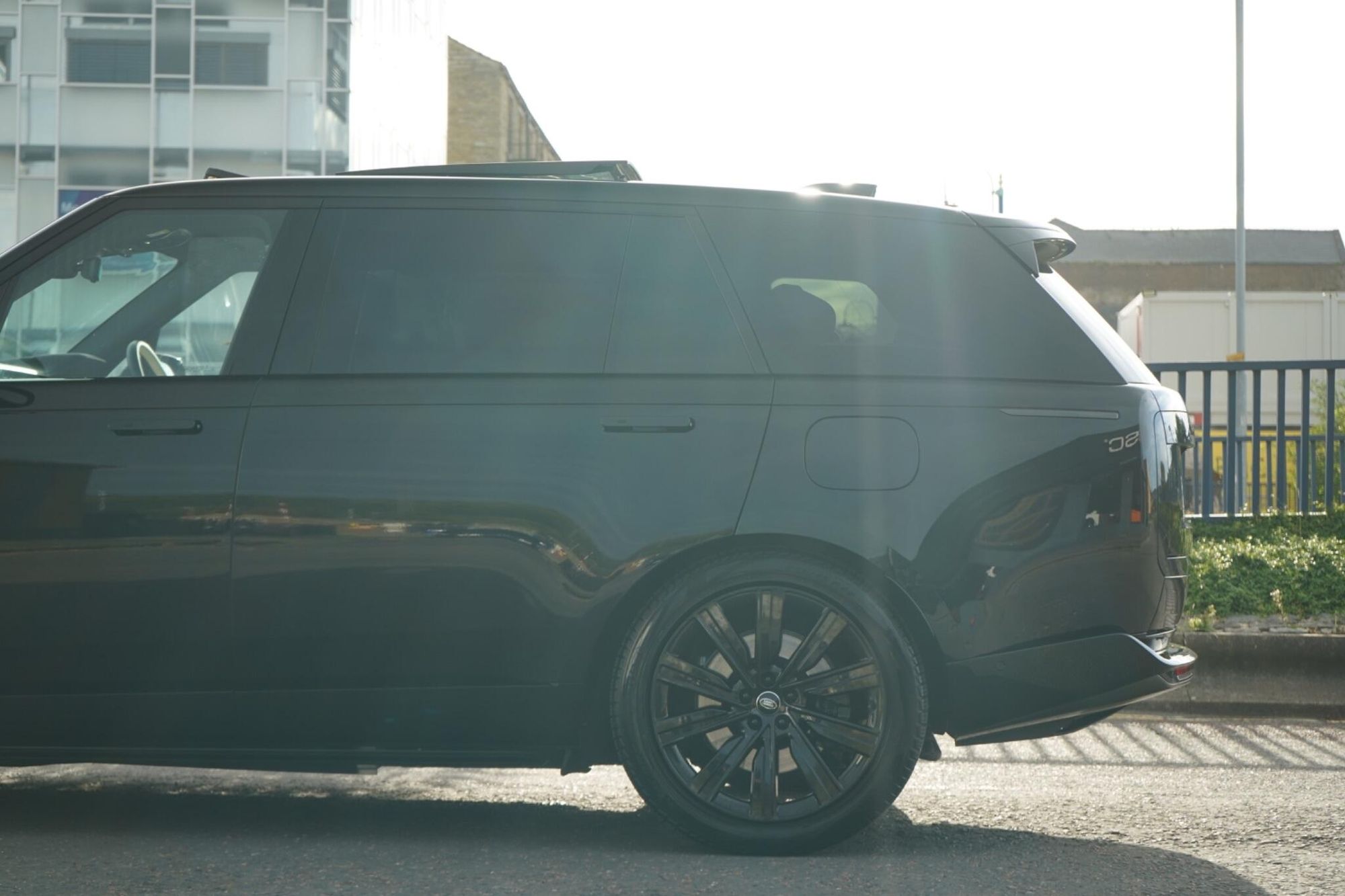 LAND ROVER RANGE ROVER ESTATE 3.0 P460e Autobiography LWB 4dr Auto for sale UK - Slide 10
