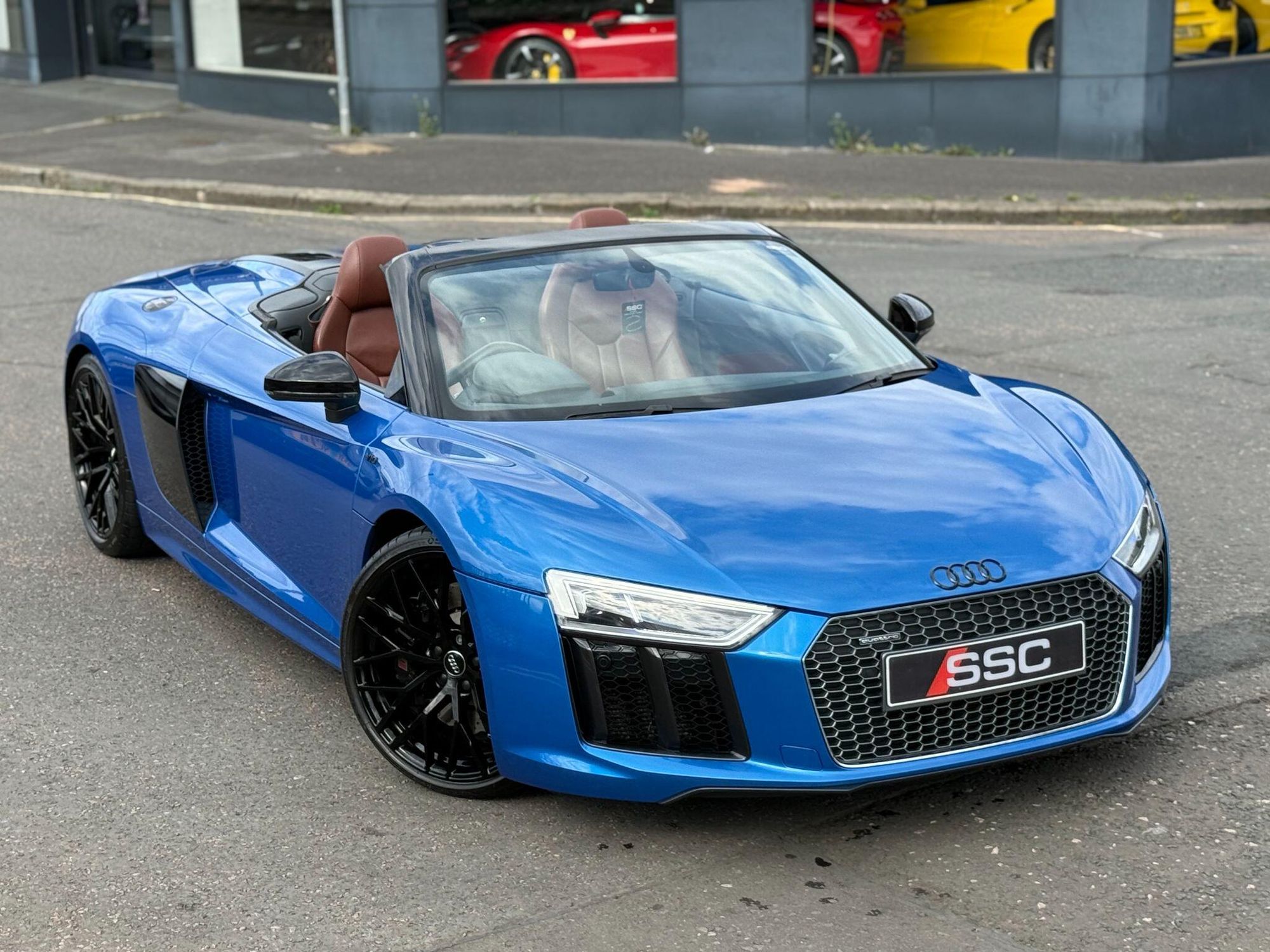 AUDI R8 SPYDER 5.2 FSI V10 Quattro 2dr S Tronic for sale UK - Slide 5