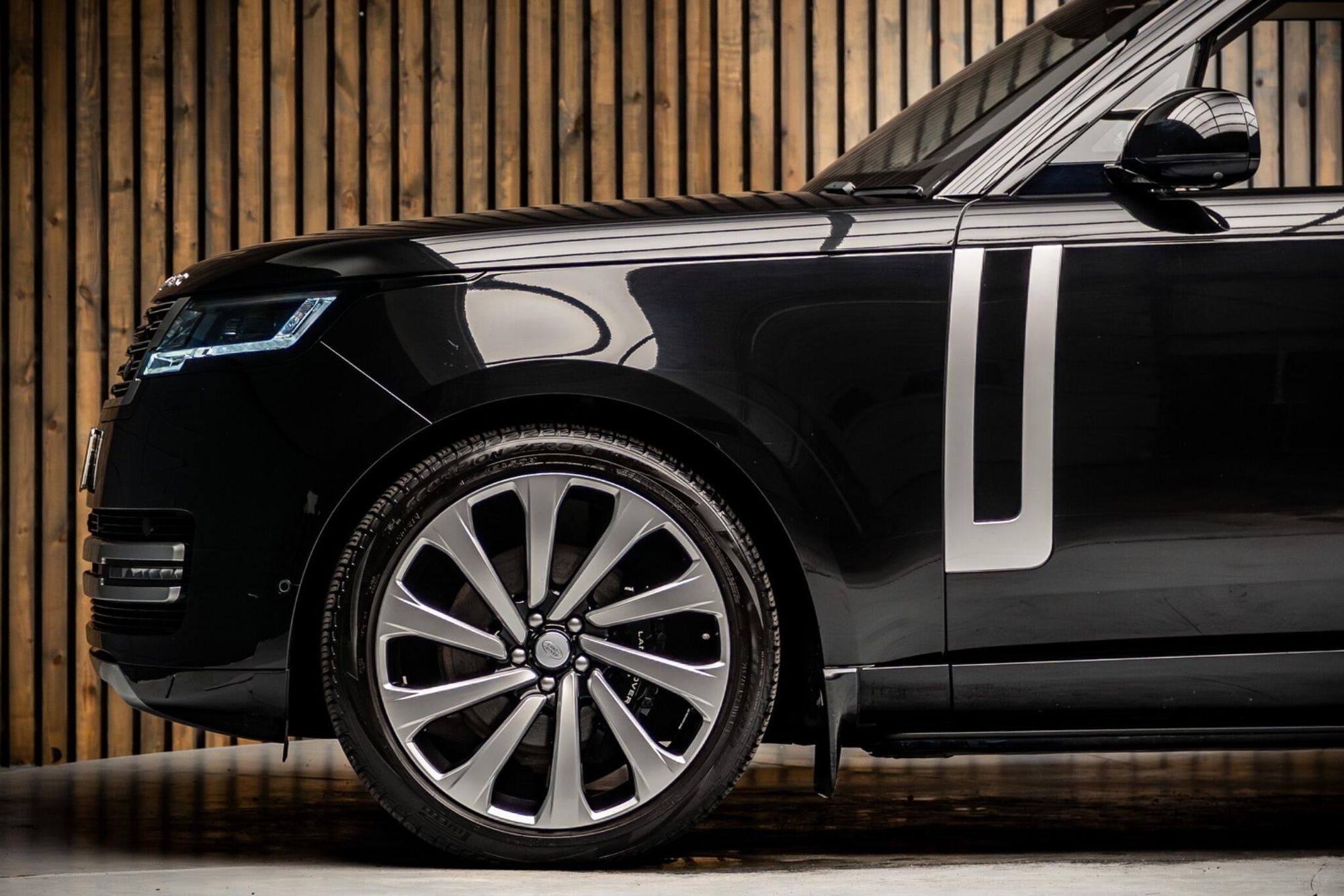 LAND ROVER RANGE ROVER DIESEL ESTATE 3.0 D350 First Edition 4dr Auto for sale UK - Slide 9