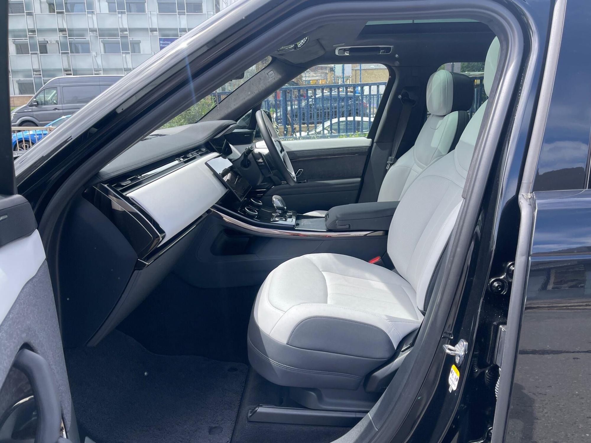 LAND ROVER RANGE ROVER SPORT ESTATE 4.4 P530 V8 First Edition 5dr Auto for sale UK - Slide 9