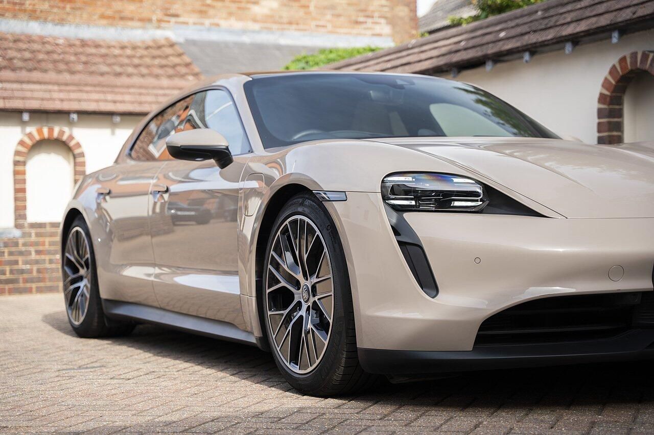 PORSCHE TAYCAN SPORT TURISMO 300kW 79kWh 5dr RWD Auto for sale UK - Slide 6