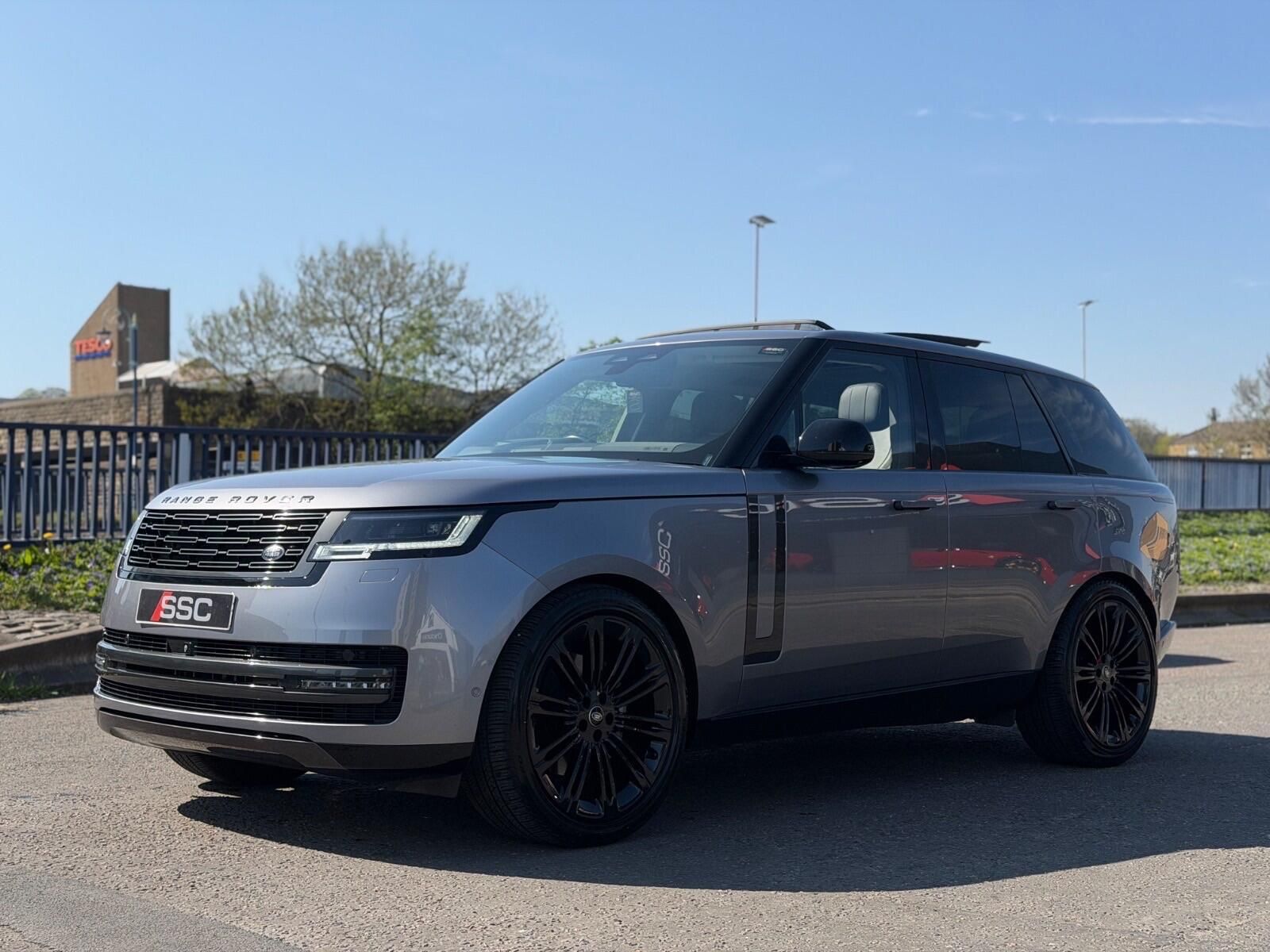 LAND ROVER RANGE ROVER DIESEL ESTATE 3.0 D300 HSE 4dr Auto for sale UK - Slide 6