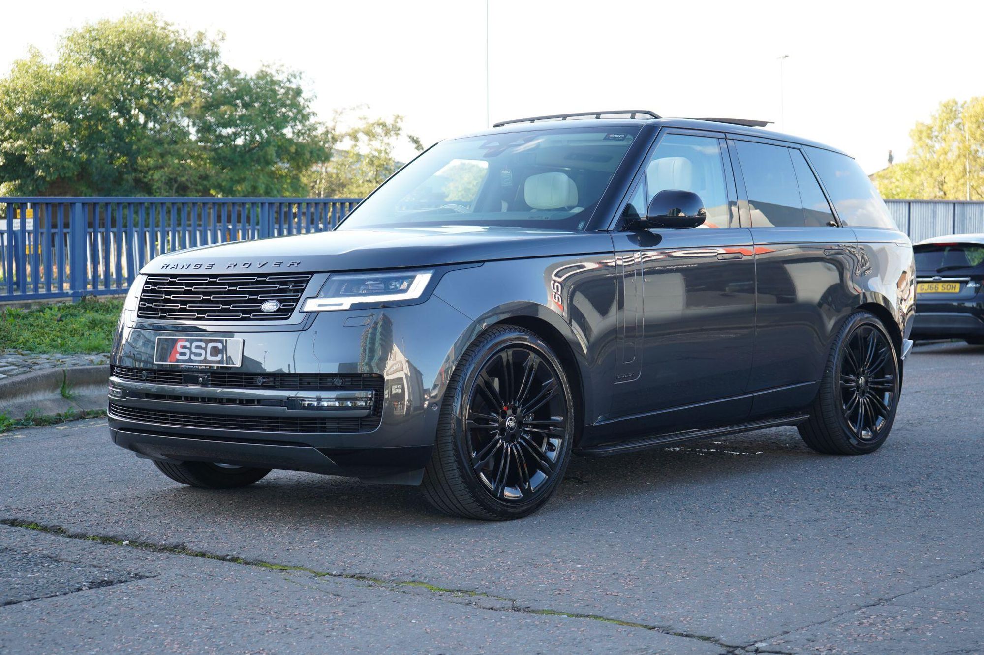 LAND ROVER RANGE ROVER DIESEL ESTATE 3.0 D350 Autobiography 4dr Auto for sale UK - Slide 7