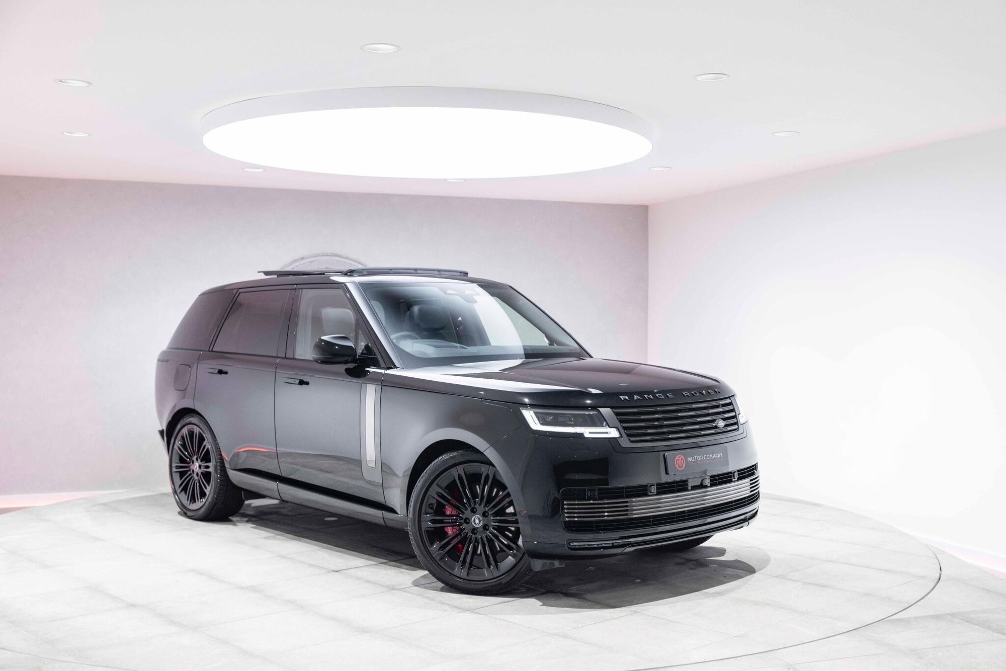 LAND ROVER RANGE ROVER ESTATE 4.4 P615 V8 SV 4dr Auto for sale UK - Slide 2