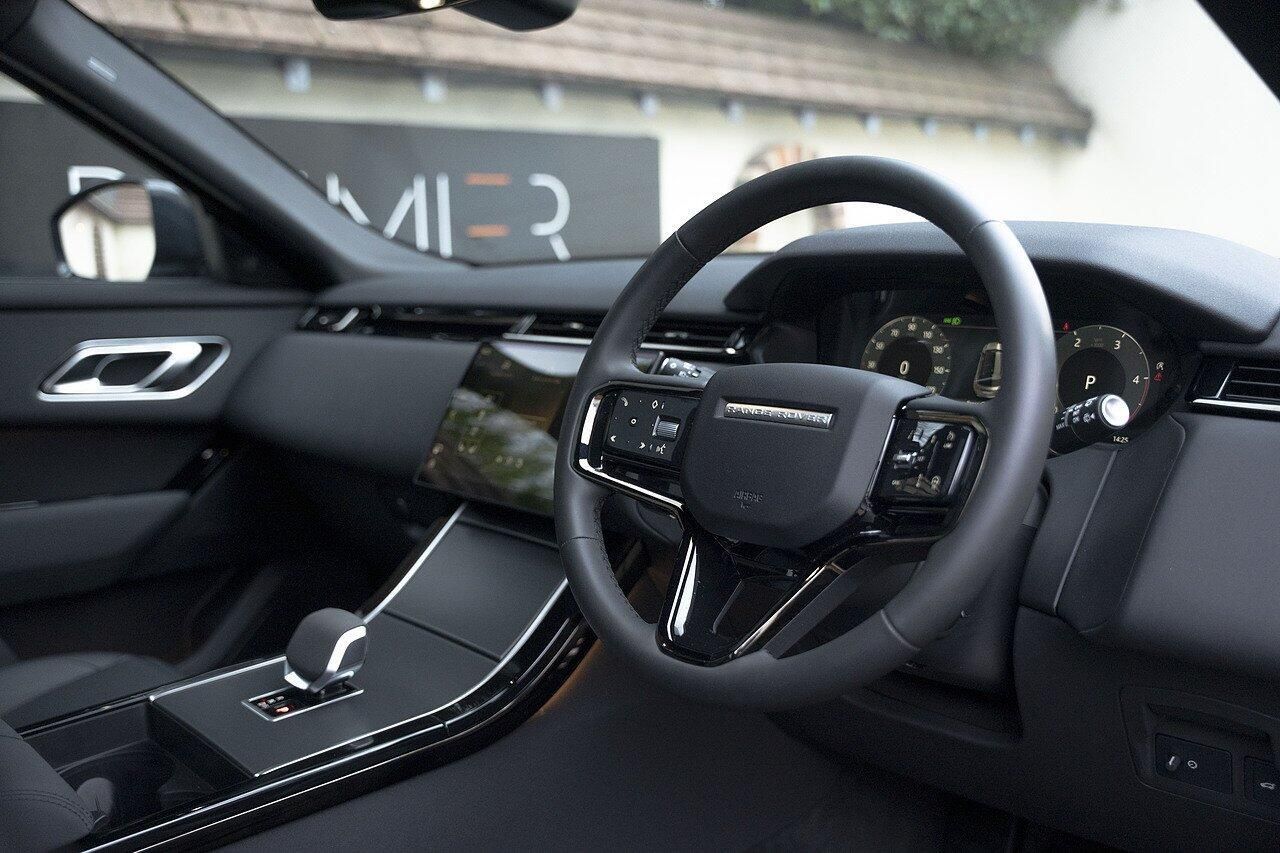 LAND ROVER RANGE ROVER VELAR DIESEL ESTATE 3.0 D300 MHEV Dynamic SE 5dr Auto for sale UK - Slide 7