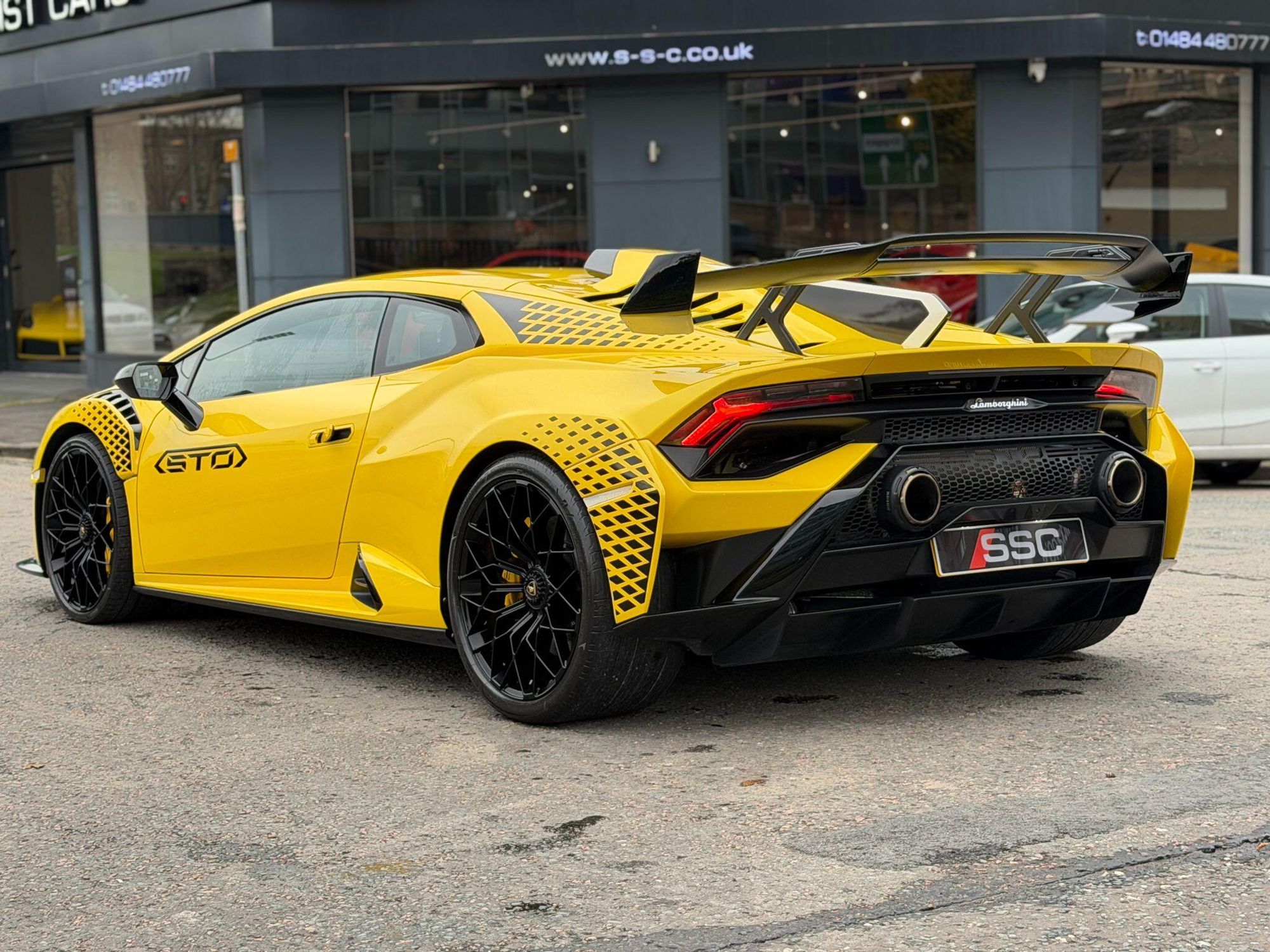 LAMBORGHINI HURACAN EVO COUPE 5.2 V10 640 STO 2dr Auto for sale UK - Slide 10