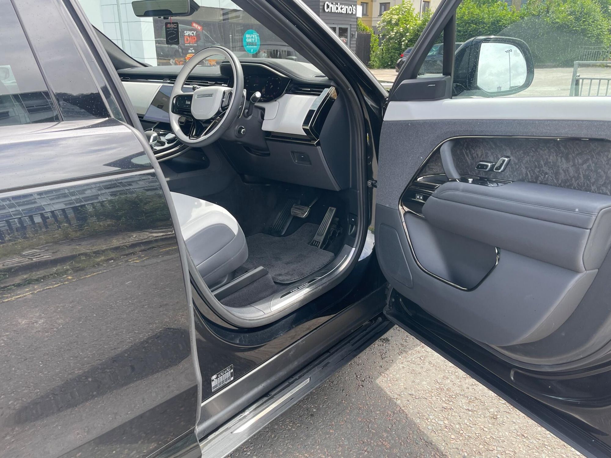 LAND ROVER RANGE ROVER SPORT ESTATE 4.4 P530 V8 First Edition 5dr Auto for sale UK - Slide 6