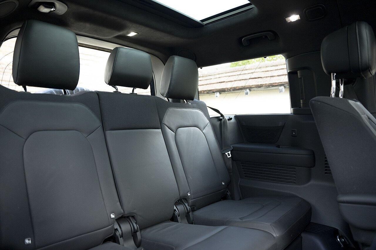 LAND ROVER DEFENDER DIESEL ESTATE 3.0 D350 X-Dynamic HSE 130 5dr Auto for sale UK - Slide 9