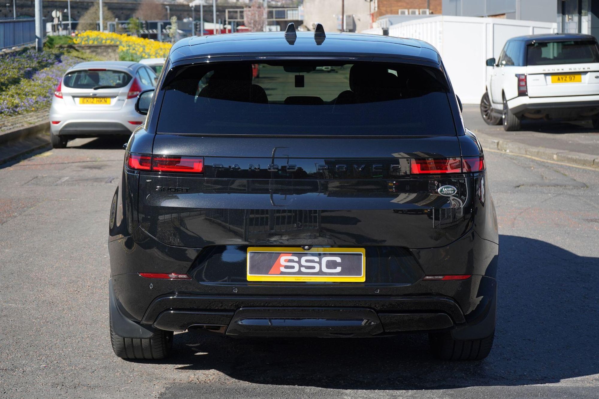 LAND ROVER RANGE ROVER SPORT DIESEL ESTATE 3.0 D300 Dynamic SE 5dr Auto for sale UK - Slide 9