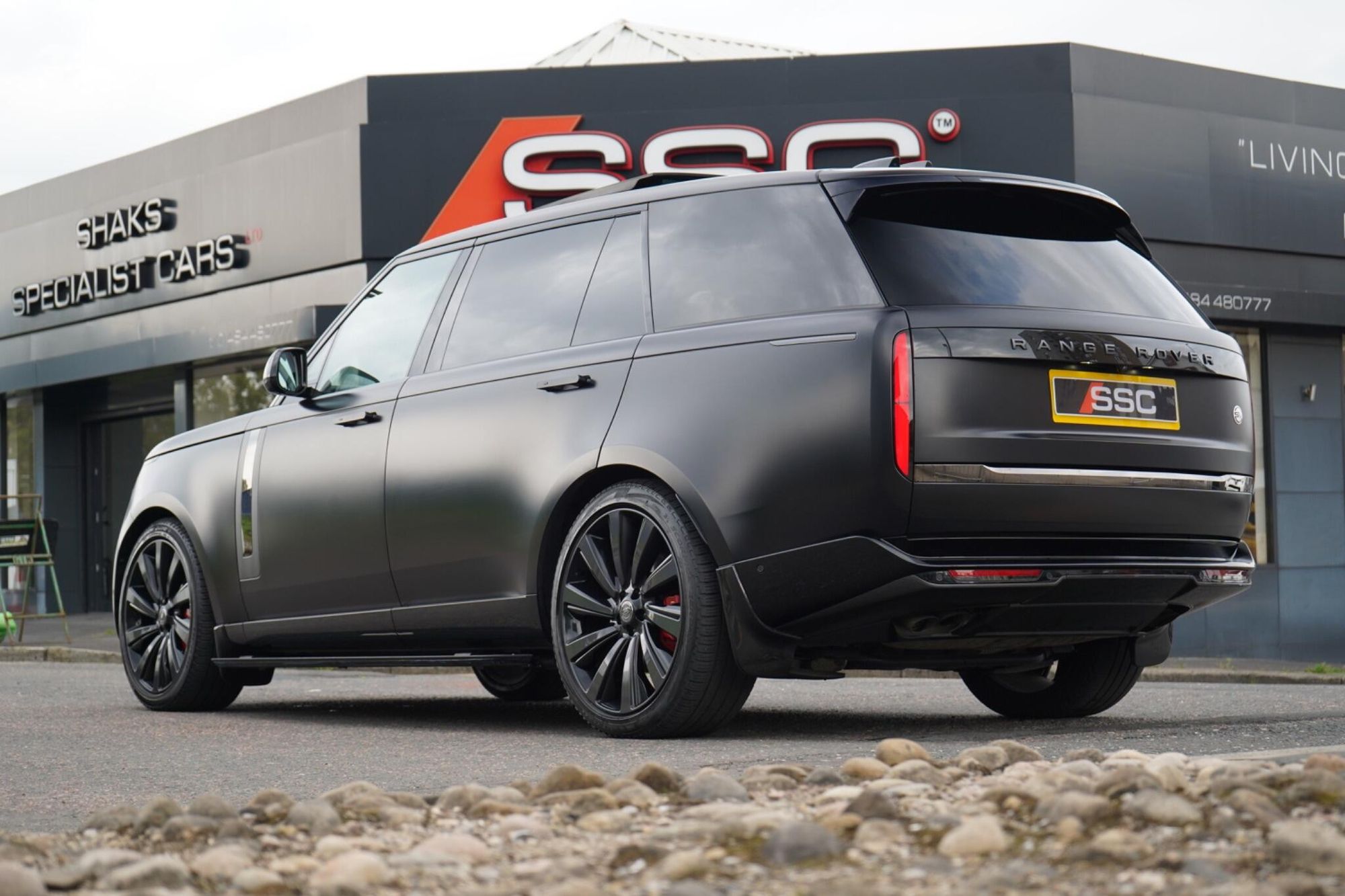 LAND ROVER RANGE ROVER ESTATE 4.4 P615 V8 SV LWB 4dr Auto for sale UK - Slide 2