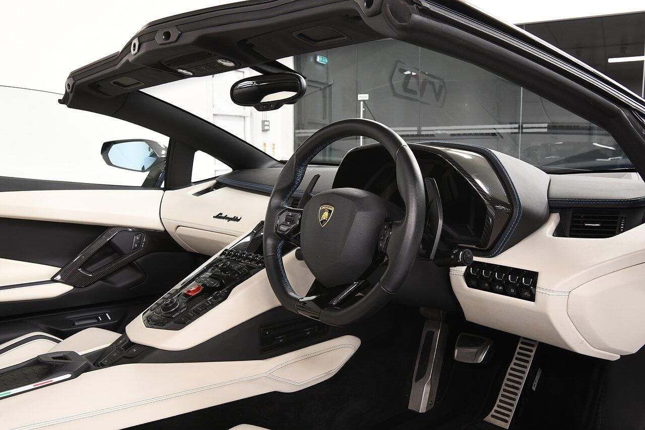 LAMBORGHINI AVENTADOR ROADSTER LP 740-4 S 2dr ISR for sale UK - Slide 4