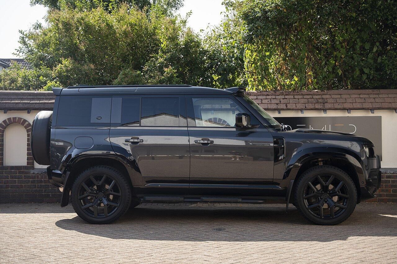 LAND ROVER DEFENDER DIESEL ESTATE 3.0 D250 X-Dynamic SE 110 5dr Auto for sale UK - Slide 3