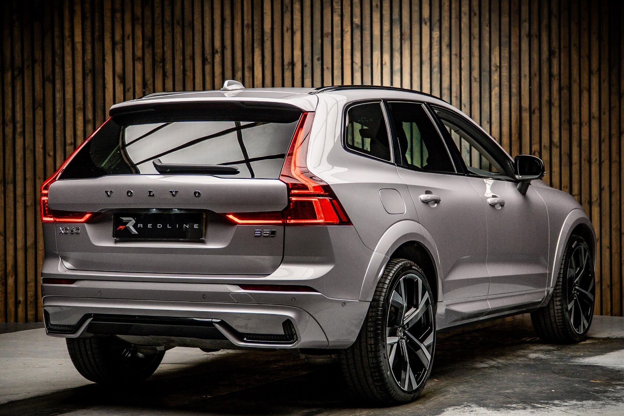 VOLVO XC60 ESTATE 2.0 B5P Ultra Dark 5dr AWD Geartronic for sale UK - Slide 4