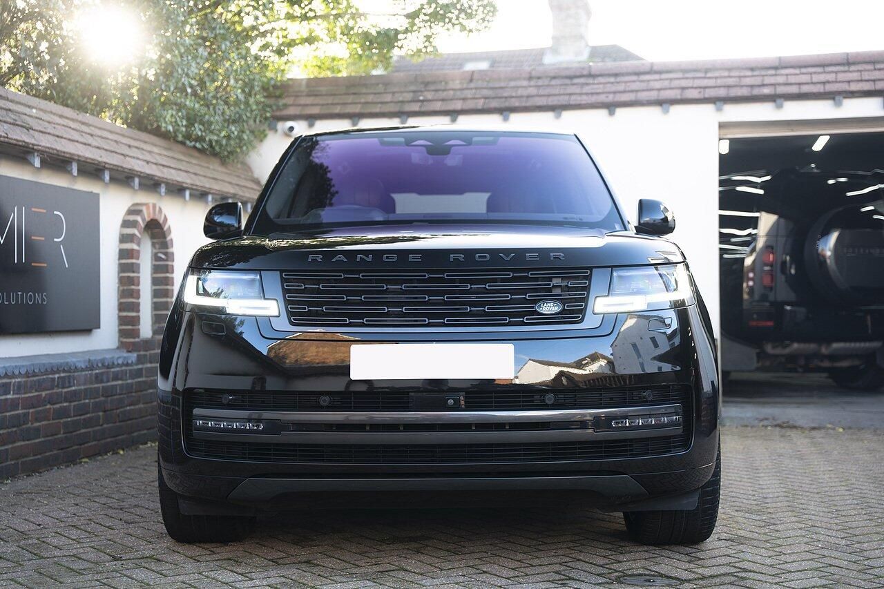 Land Rover Range Rover 3.0 D300 mHEV Autobiography Diesel 5 Door Auto for sale UK - Slide 2
