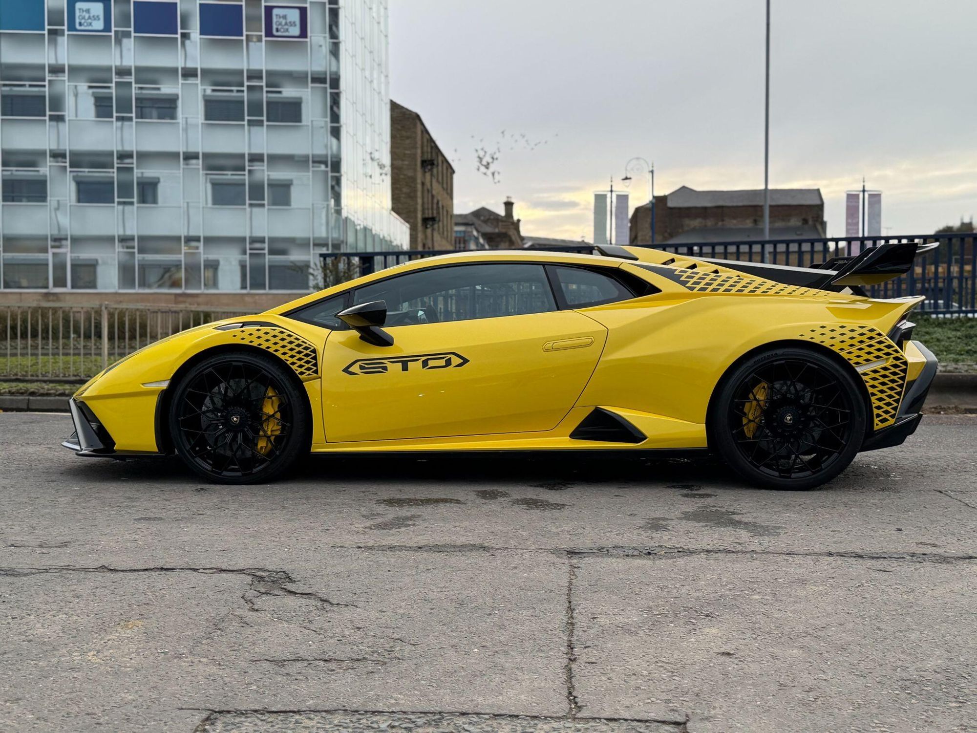 LAMBORGHINI HURACAN EVO COUPE 5.2 V10 640 STO 2dr Auto for sale UK - Slide 9