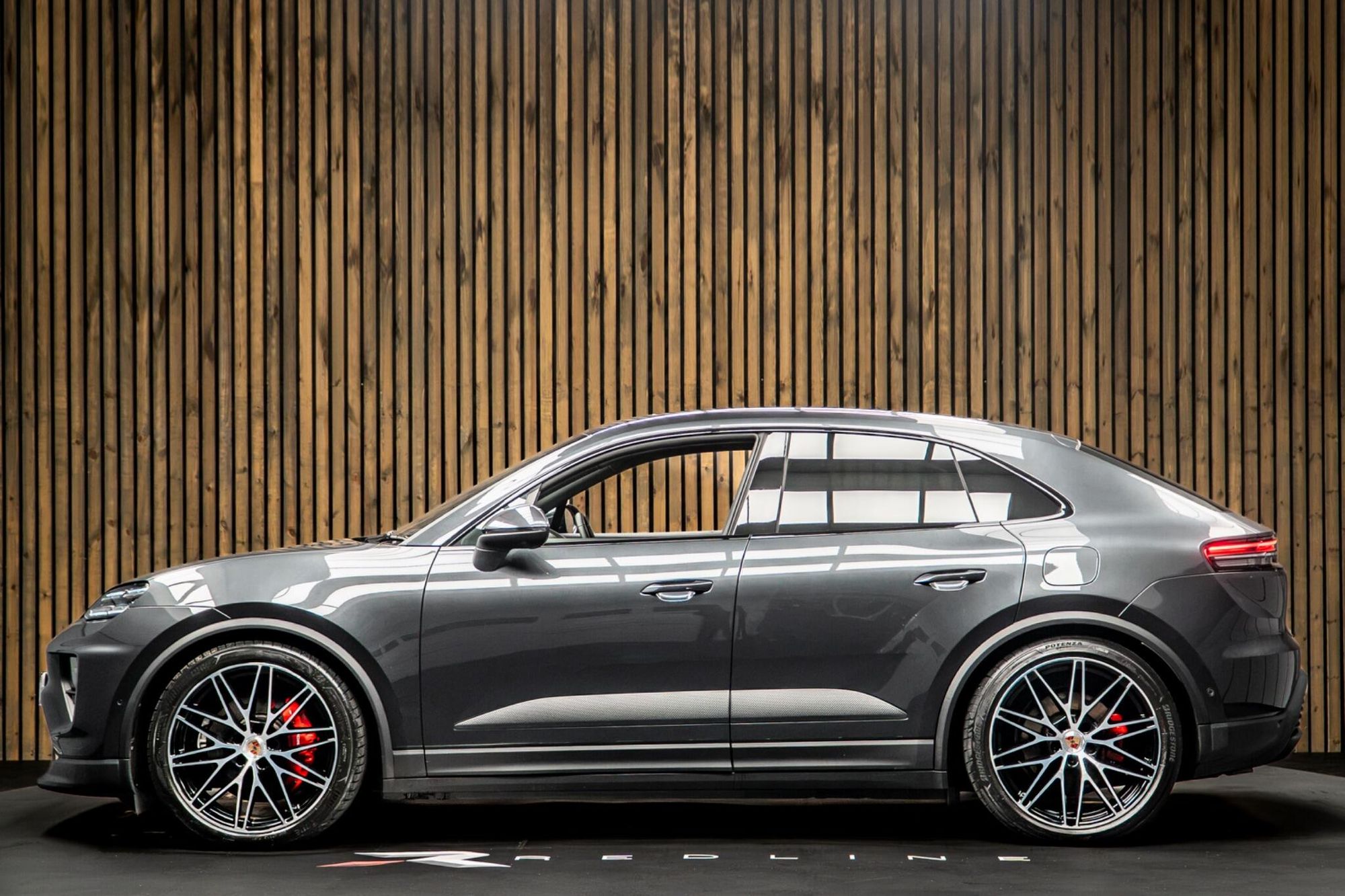 PORSCHE MACAN ELECTRIC ESTATE 380kW 4S 100kWh 5dr Auto for sale UK - Slide 7