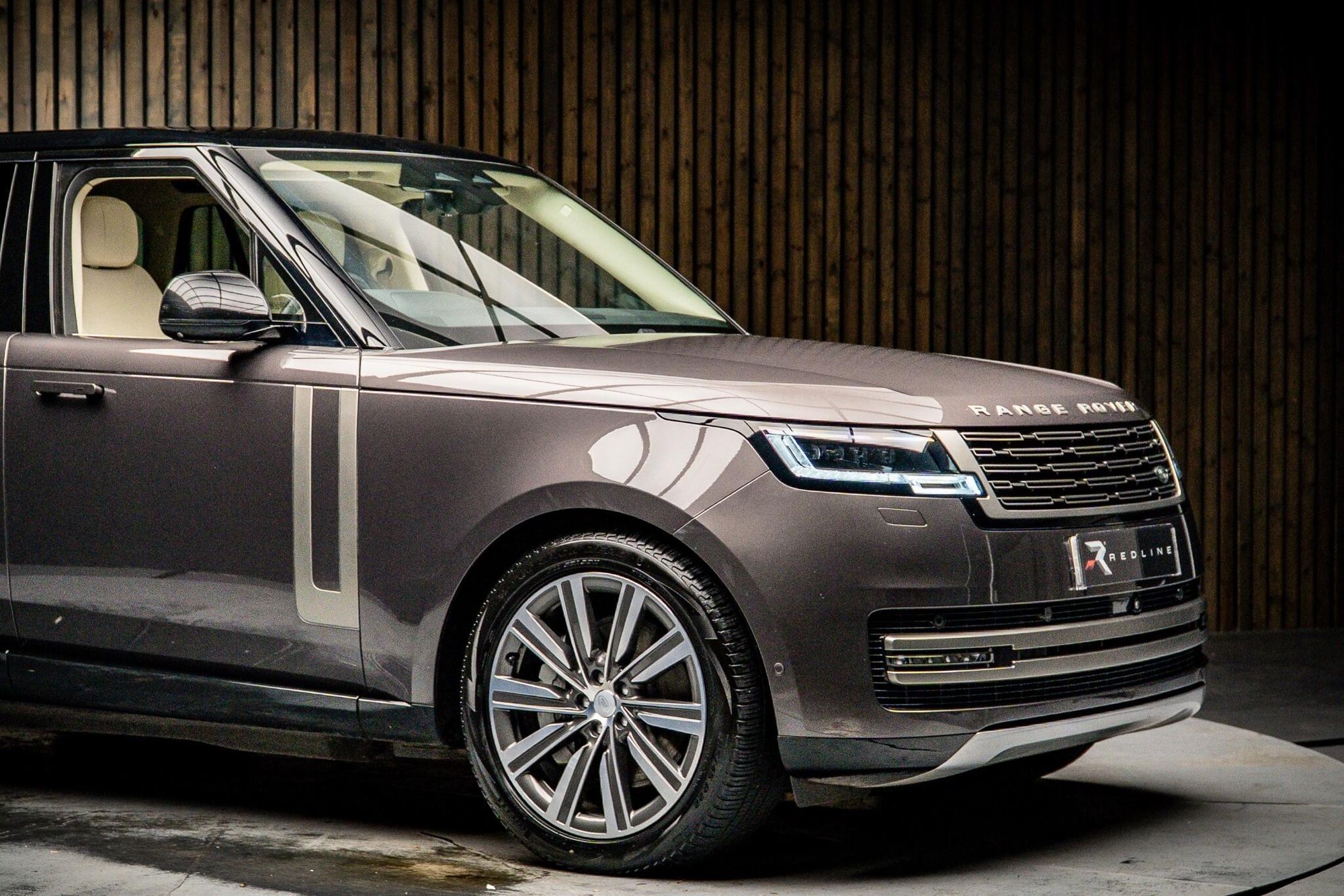 LAND ROVER RANGE ROVER ESTATE 3.0 P440e SE 4dr Auto for sale UK - Slide 10