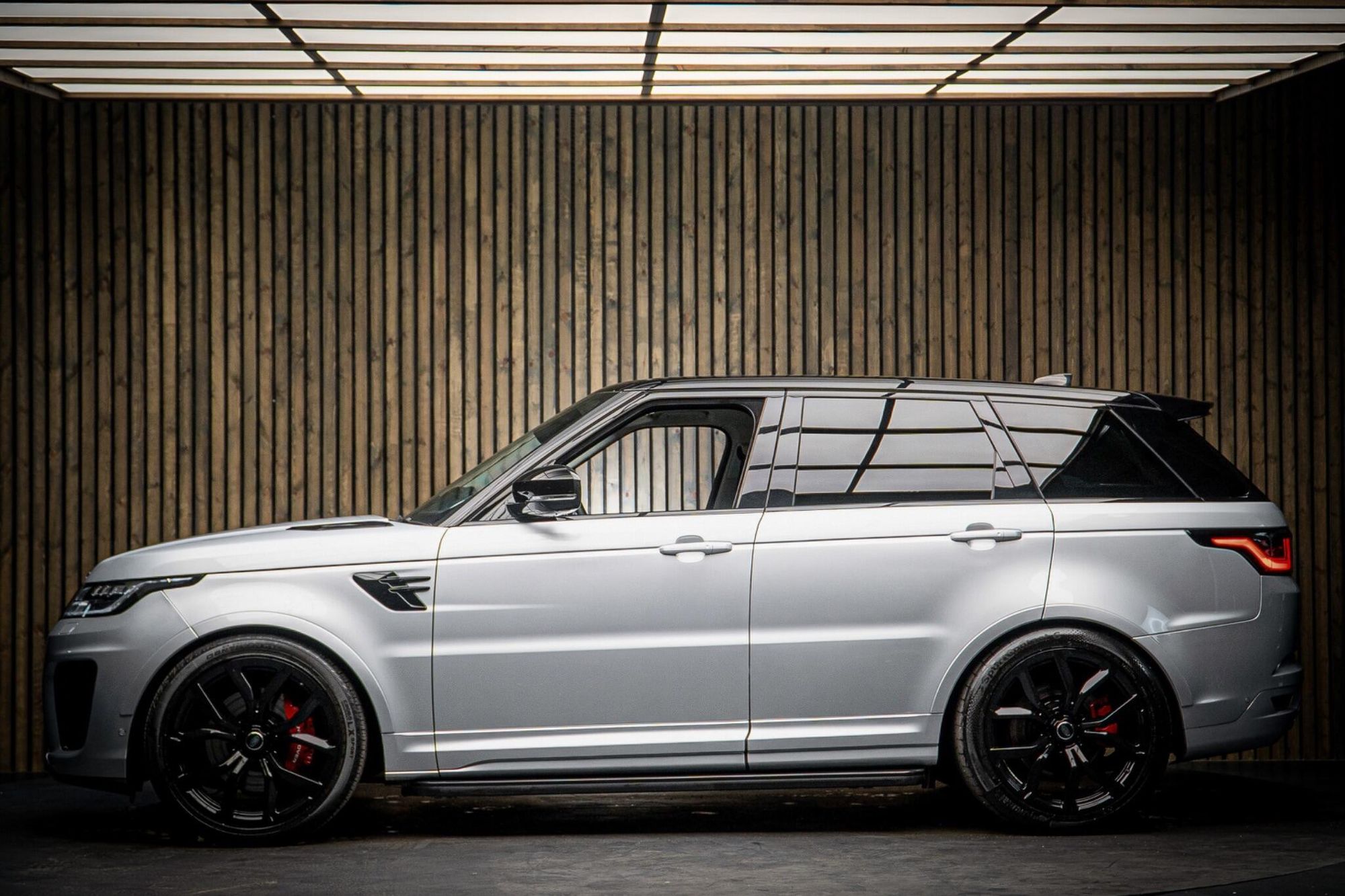 LAND ROVER RANGE ROVER SPORT ESTATE 5.0 P575 S/C SVR 5dr Auto for sale UK - Slide 7