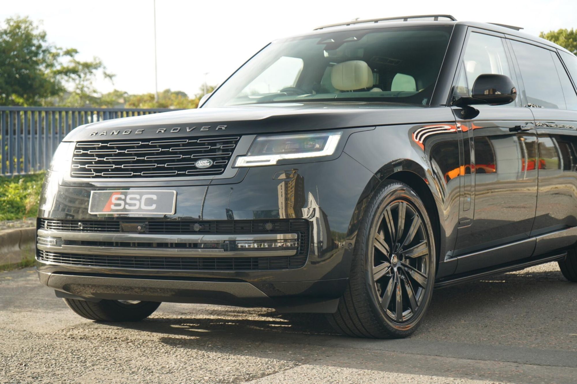 LAND ROVER RANGE ROVER ESTATE 3.0 P460e Autobiography LWB 4dr Auto for sale UK - Slide 7