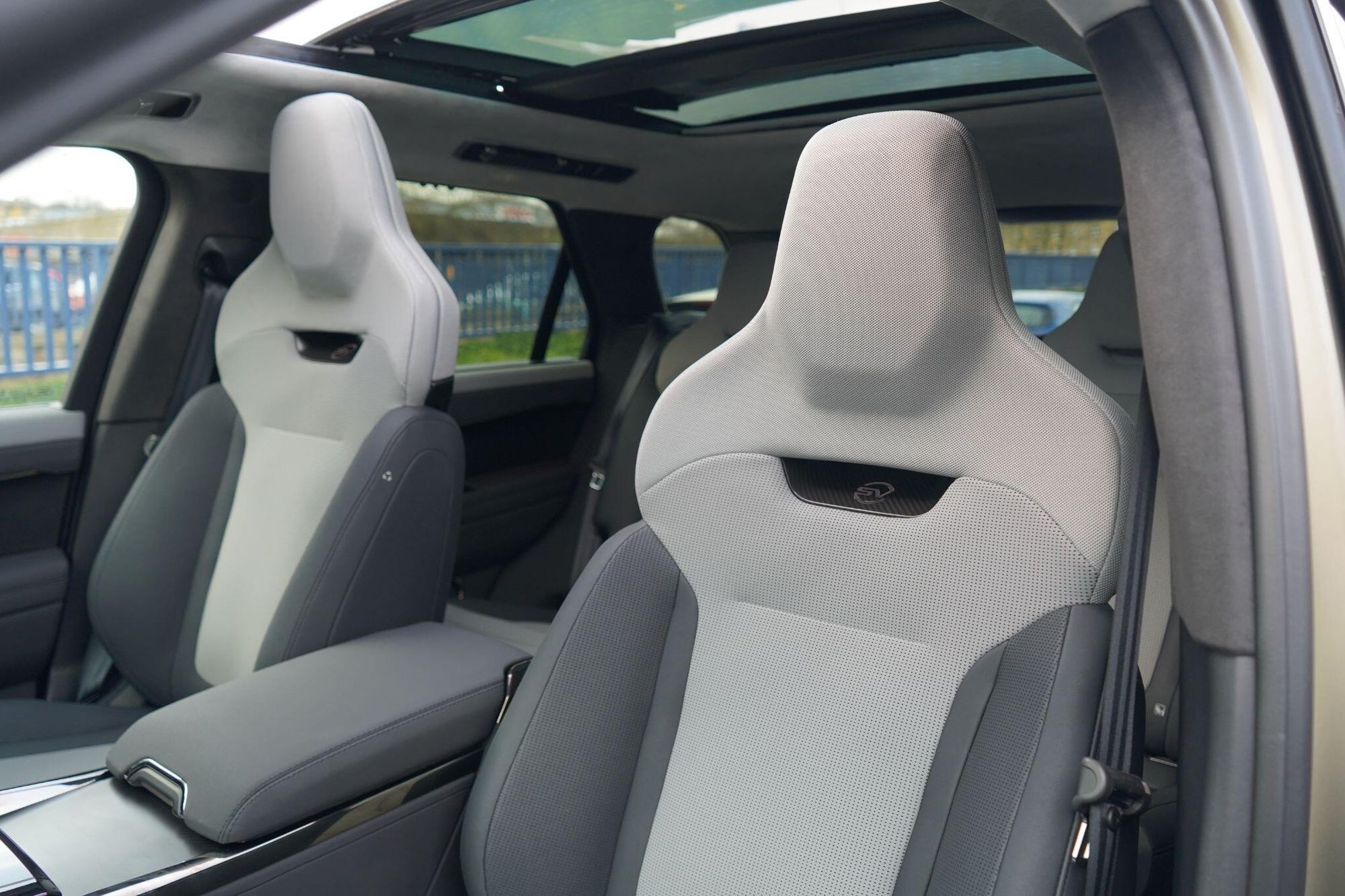 LAND ROVER RANGE ROVER SPORT ESTATE SPECIAL EDITIONS 4.4 P635 V8 SV Edition One 5dr Auto [Gloss] for sale UK - Slide 3