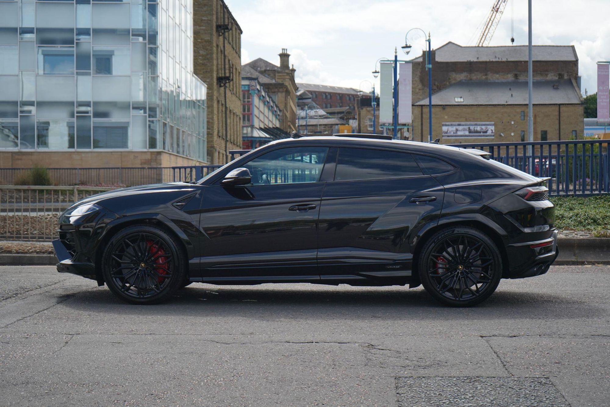 LAMBORGHINI URUS ESTATE 4.0T 25.9kWh Plug-in Hybrid FSI V8 5dr Auto for sale UK - Slide 8