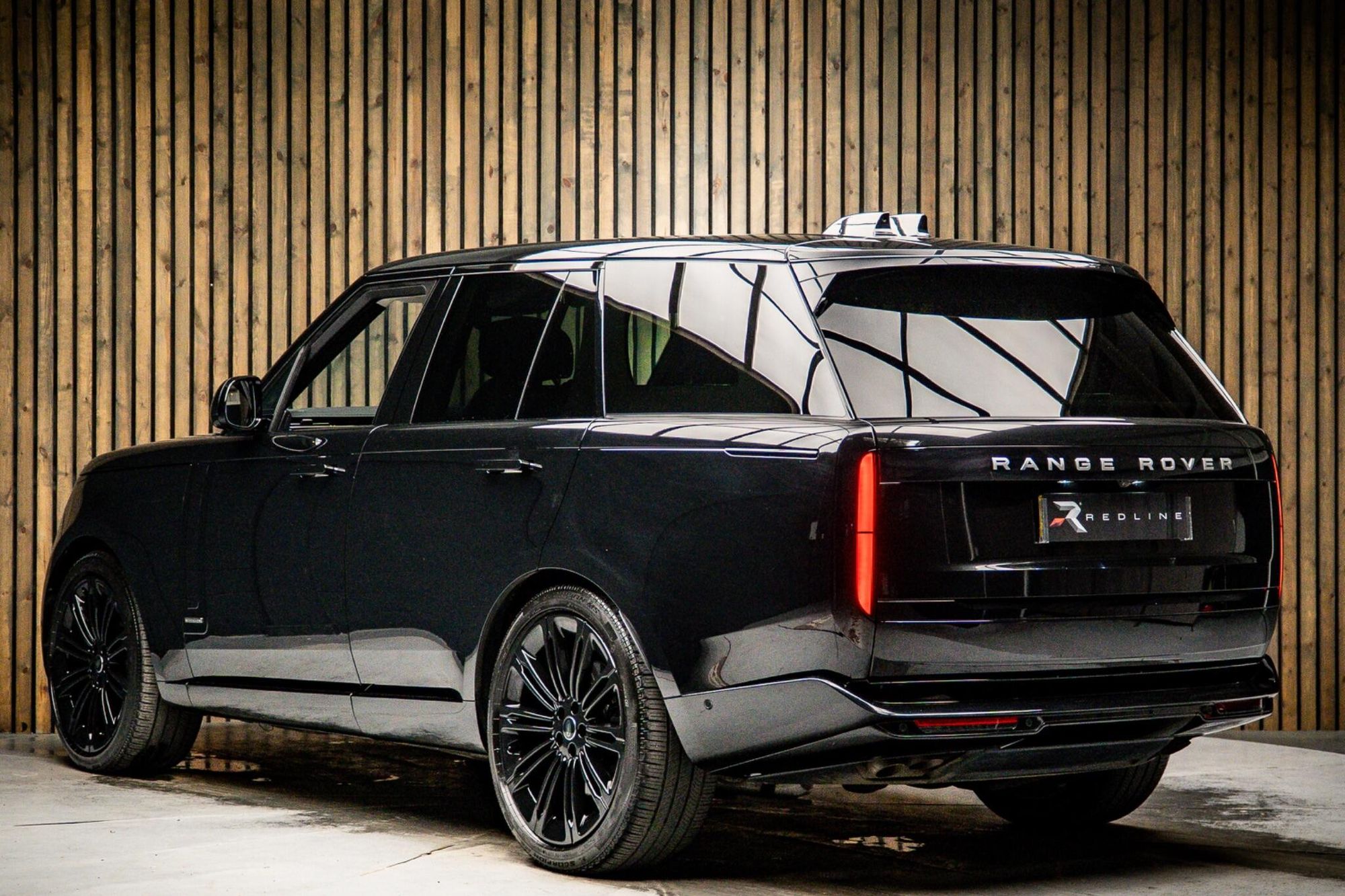 LAND ROVER RANGE ROVER ESTATE 4.4 P530 V8 Autobiography 4dr Auto for sale UK - Slide 3