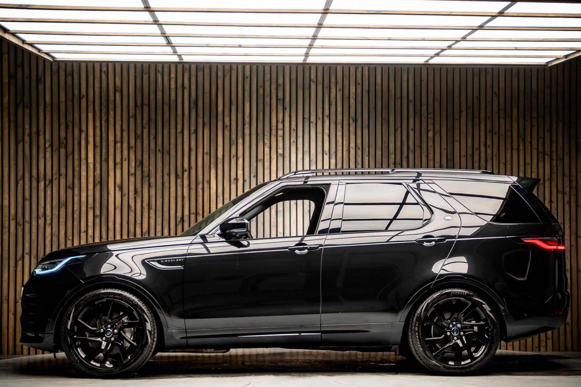 LAND ROVER DISCOVERY DIESEL SW 3.0 D300 Dynamic SE 5dr Auto for sale UK - Slide 7