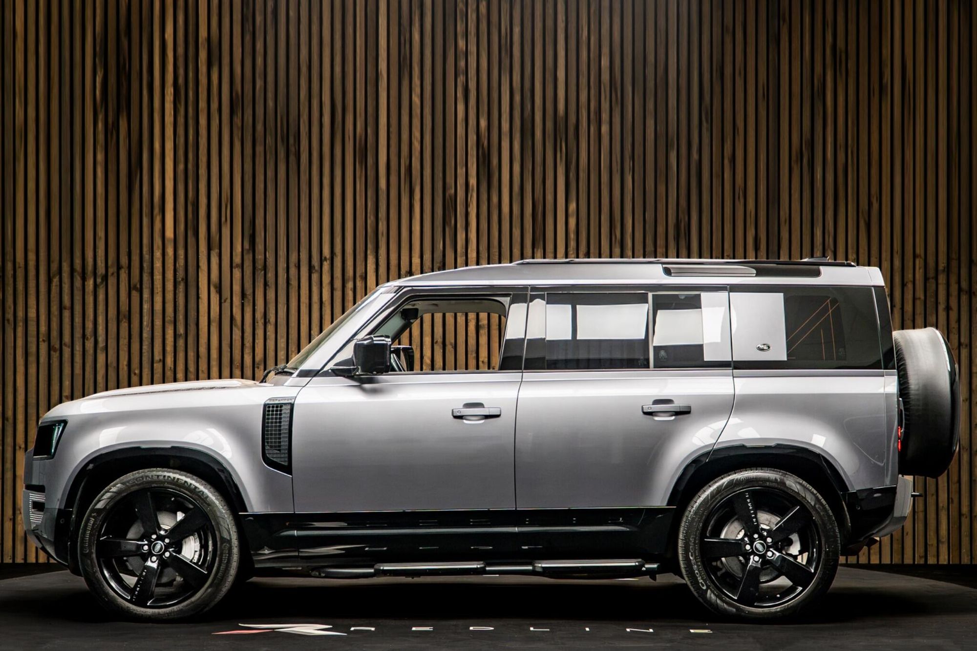 LAND ROVER DEFENDER DIESEL ESTATE 3.0 D300 HSE 110 5dr Auto for sale UK - Slide 7