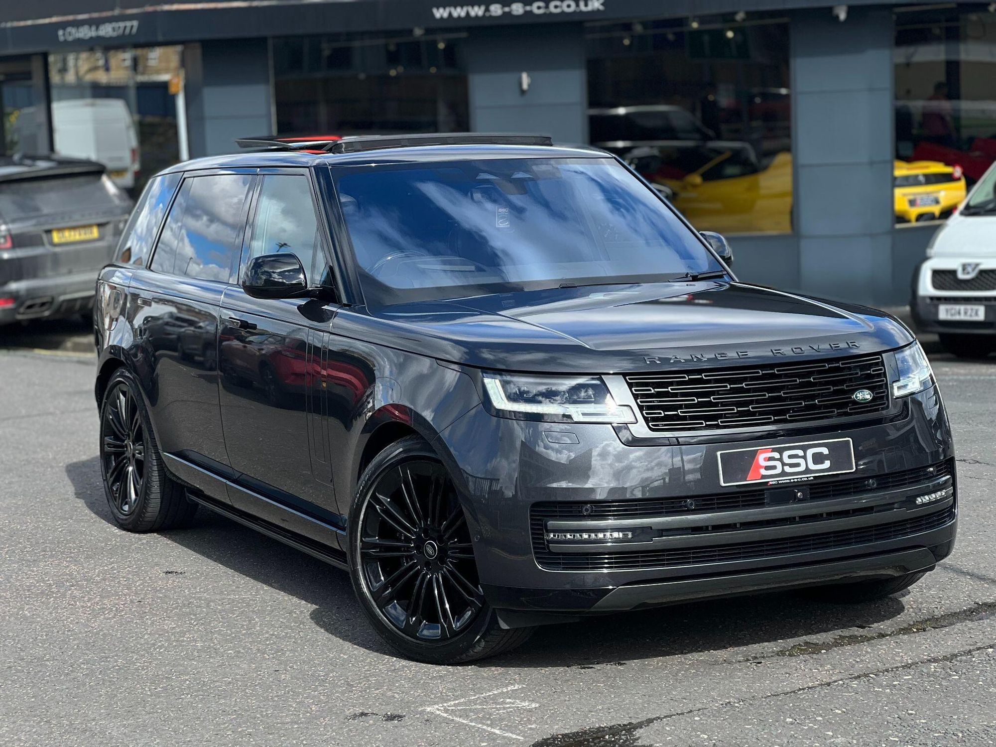 LAND ROVER RANGE ROVER DIESEL ESTATE 3.0 D350 Autobiography LWB 4dr Auto [7 Seat] for sale UK - Slide 4
