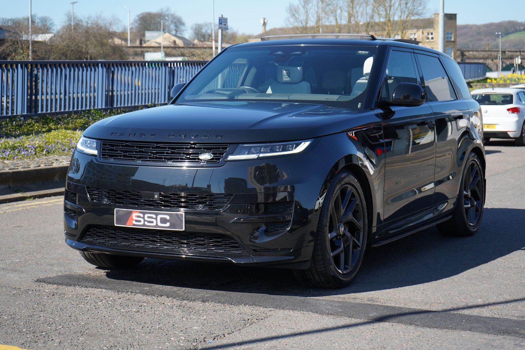 LAND ROVER RANGE ROVER SPORT DIESEL ESTATE 3.0 D300 Dynamic SE 5dr Auto for sale UK - Slide 7