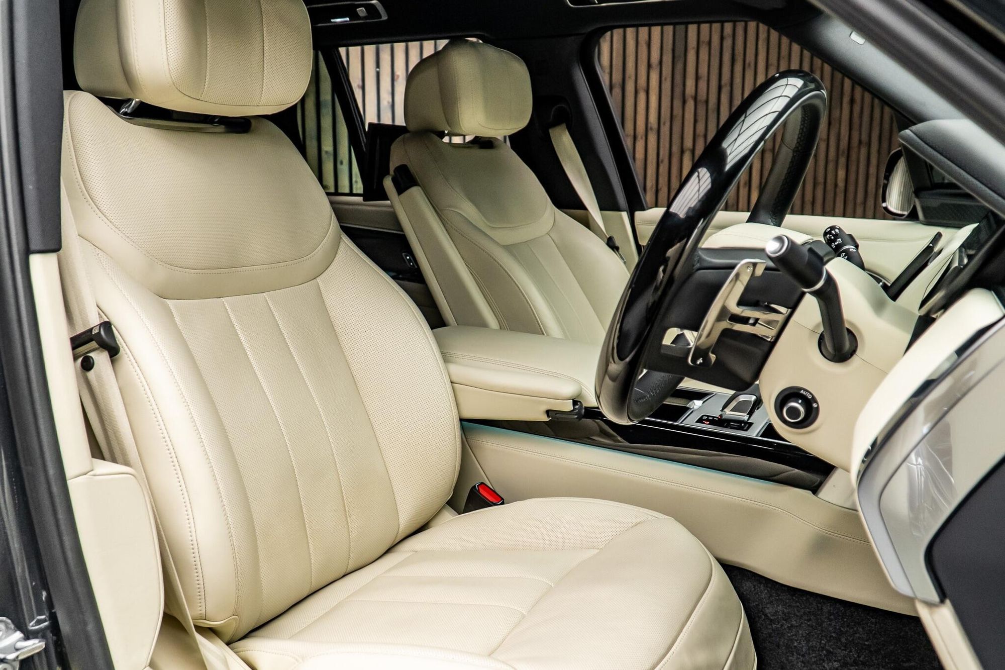 LAND ROVER RANGE ROVER DIESEL ESTATE 3.0 D350 Autobiography 4dr Auto for sale UK - Slide 2