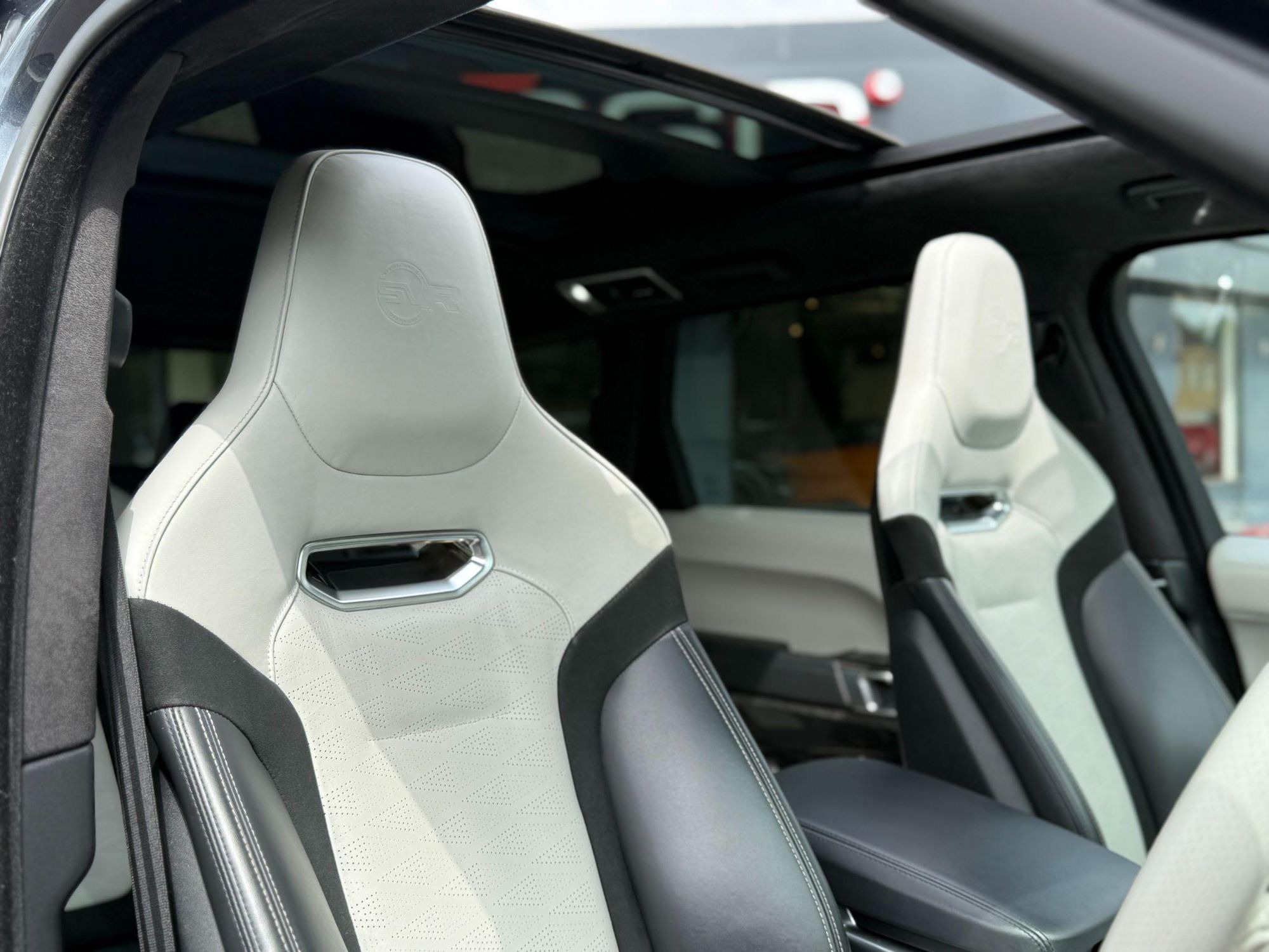 LAND ROVER RANGE ROVER SPORT ESTATE 5.0 V8 S/C 575 SVR 5dr Auto for sale UK - Slide 3