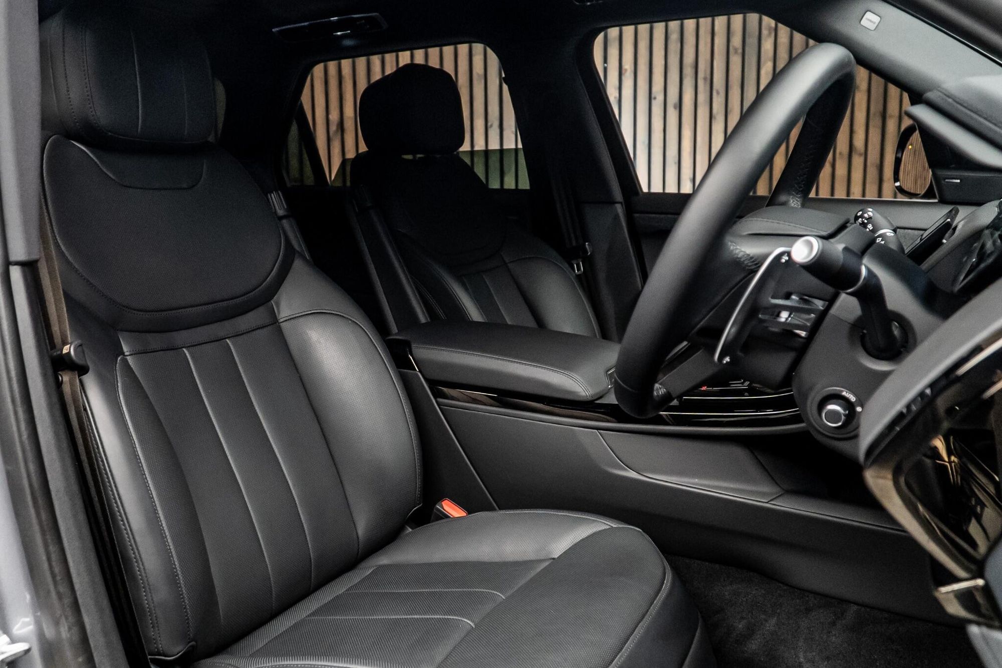 LAND ROVER RANGE ROVER SPORT ESTATE 3.0 P400 Dynamic SE 5dr Auto for sale UK - Slide 2