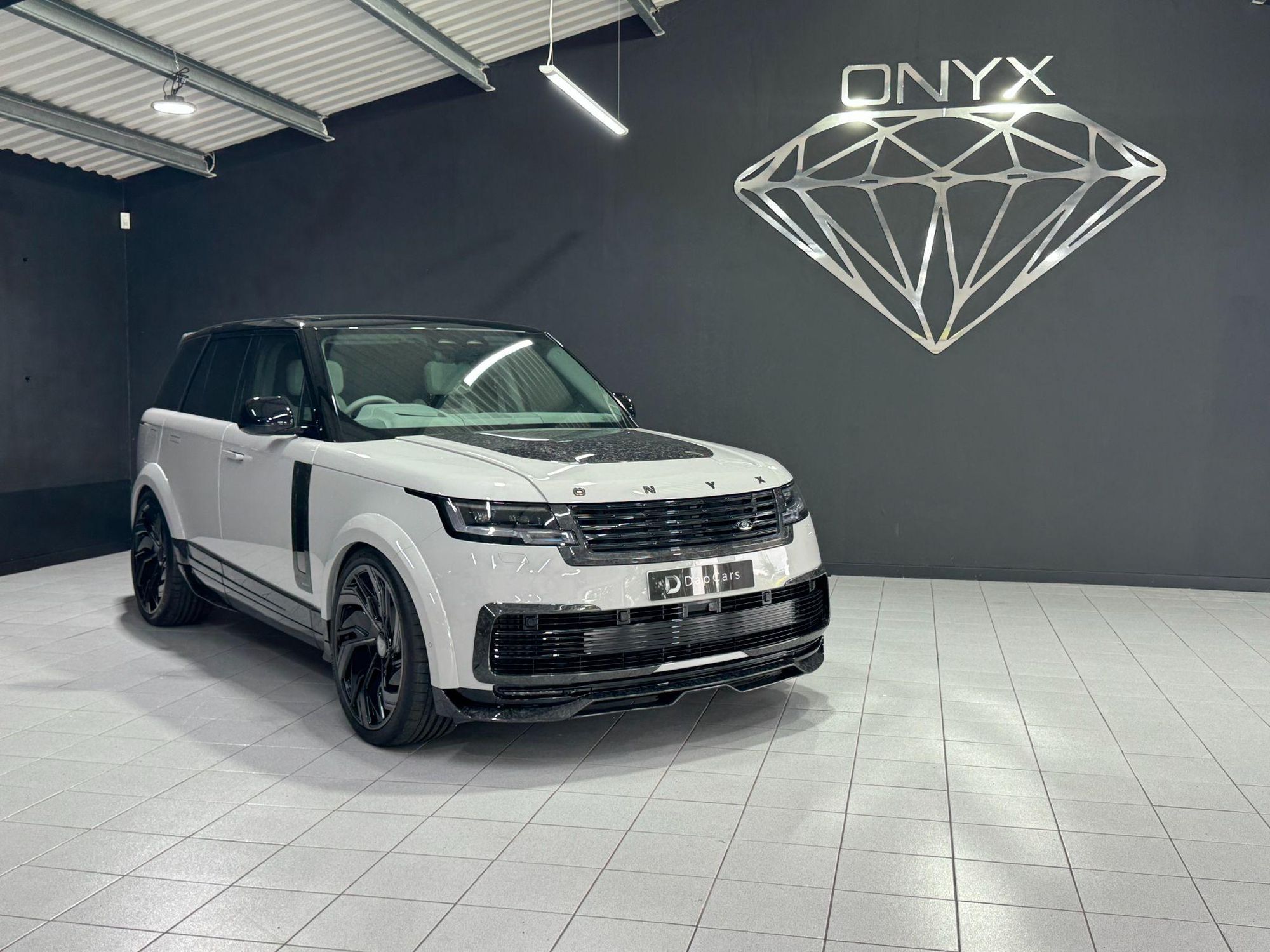 LAND ROVER RANGE ROVER ESTATE 4.4 P530 V8 SV 4dr Auto for sale UK - Slide 9