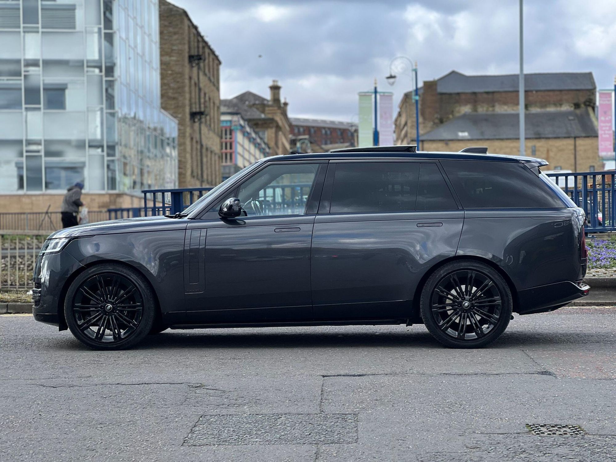 LAND ROVER RANGE ROVER DIESEL ESTATE 3.0 D350 Autobiography LWB 4dr Auto [7 Seat] for sale UK - Slide 8