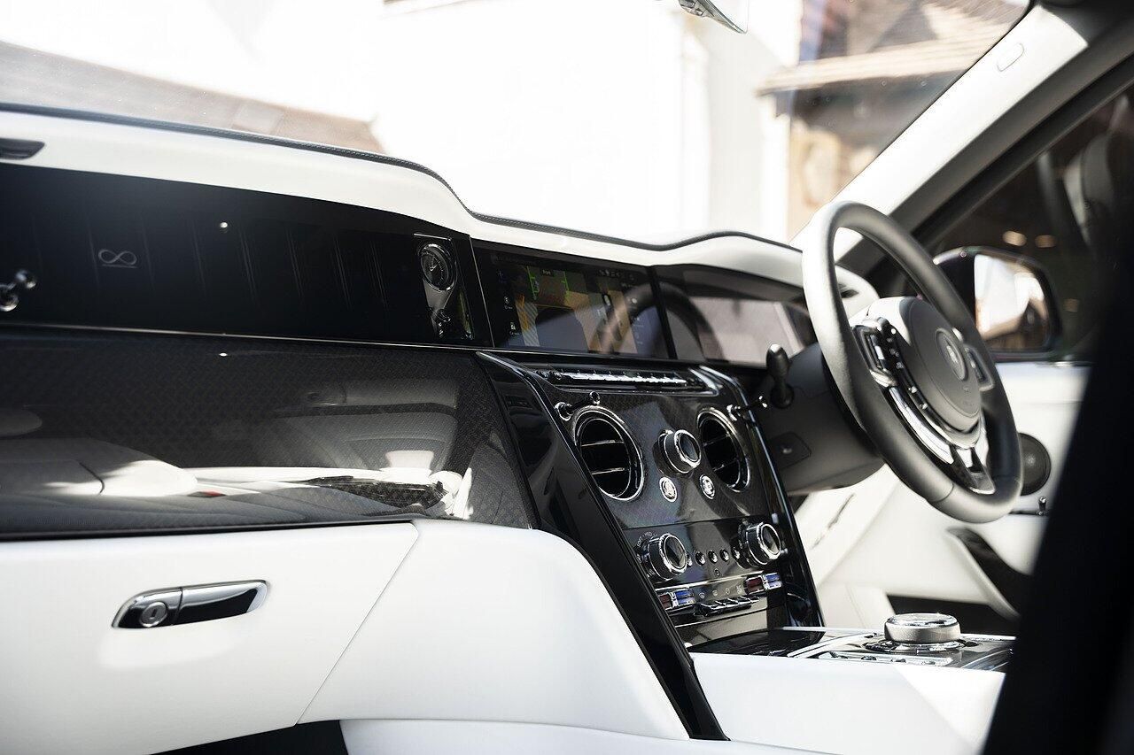 ROLLS-ROYCE CULLINAN ESTATE II Black Badge 5dr Auto for sale UK - Slide 10