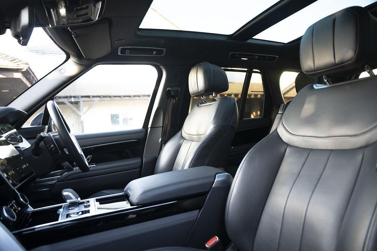Land Rover Range Rover 3.0 D300 mHEV Autobiography Diesel 5 Door Auto for sale UK - Slide 8