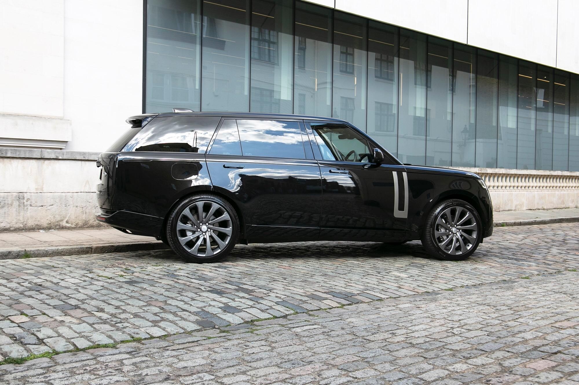 LAND ROVER RANGE ROVER ESTATE 3.0 P400 SE LWB 4dr Auto [7 Seat] for sale UK - Slide 6