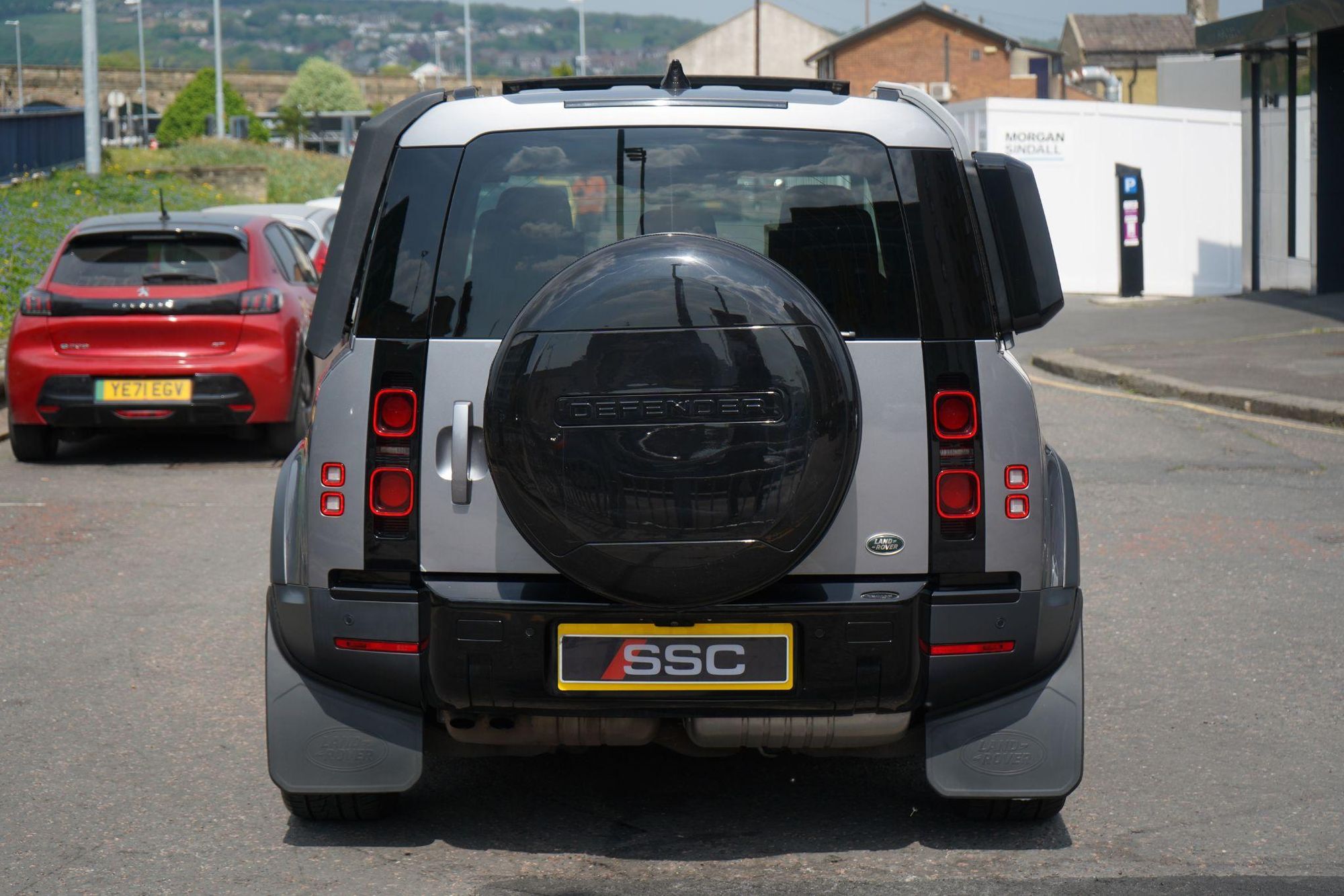 LAND ROVER DEFENDER DIESEL ESTATE 2.0 D240 SE 110 5dr Auto for sale UK - Slide 10