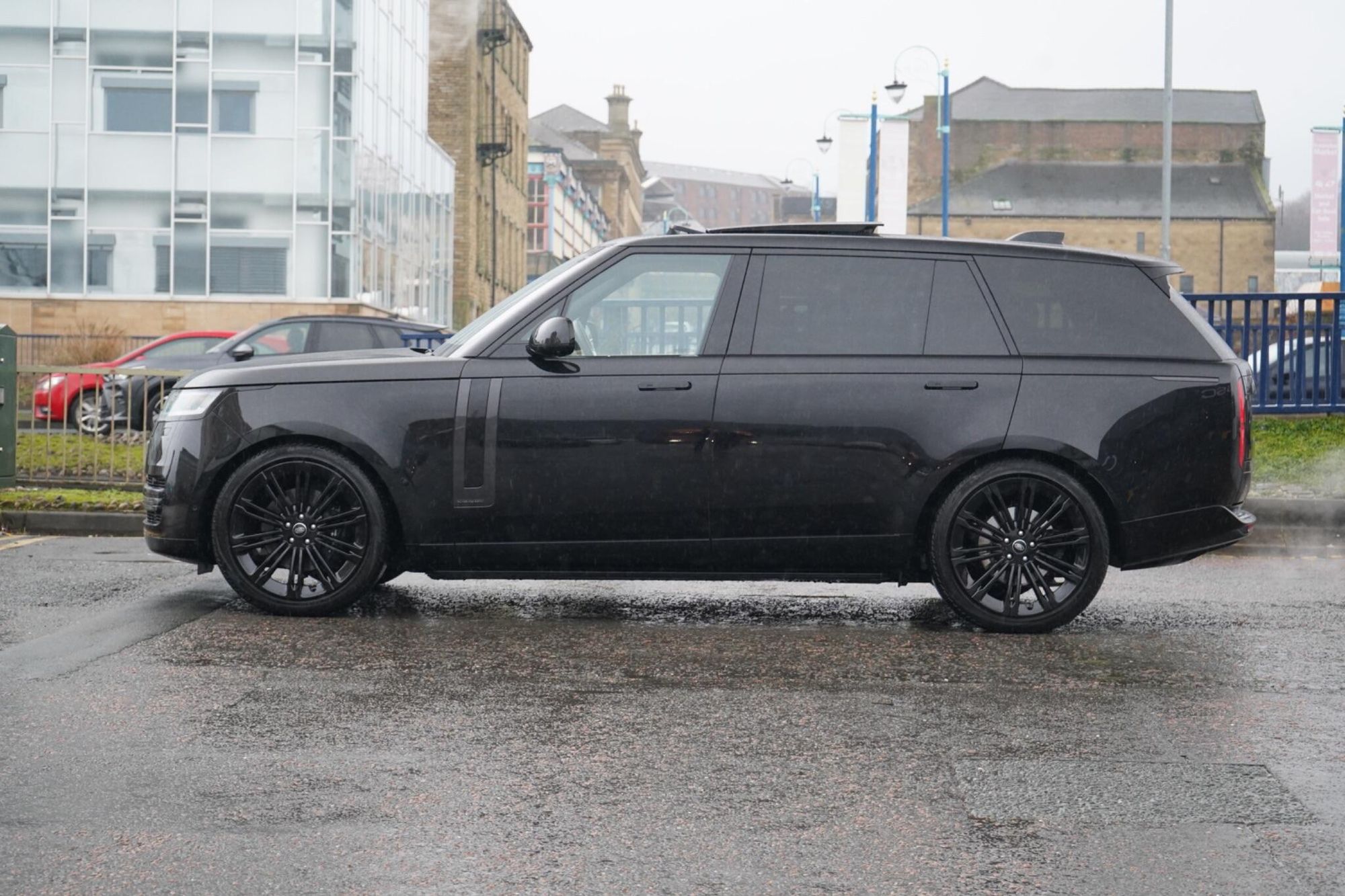 LAND ROVER RANGE ROVER DIESEL ESTATE 3.0 D350 Autobiography LWB 4dr Auto for sale UK - Slide 6