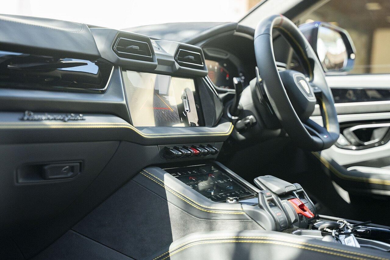 LAMBORGHINI URUS ESTATE 4.0T 25.9kWh Plug-in Hybrid FSI V8 5dr Auto for sale UK - Slide 9