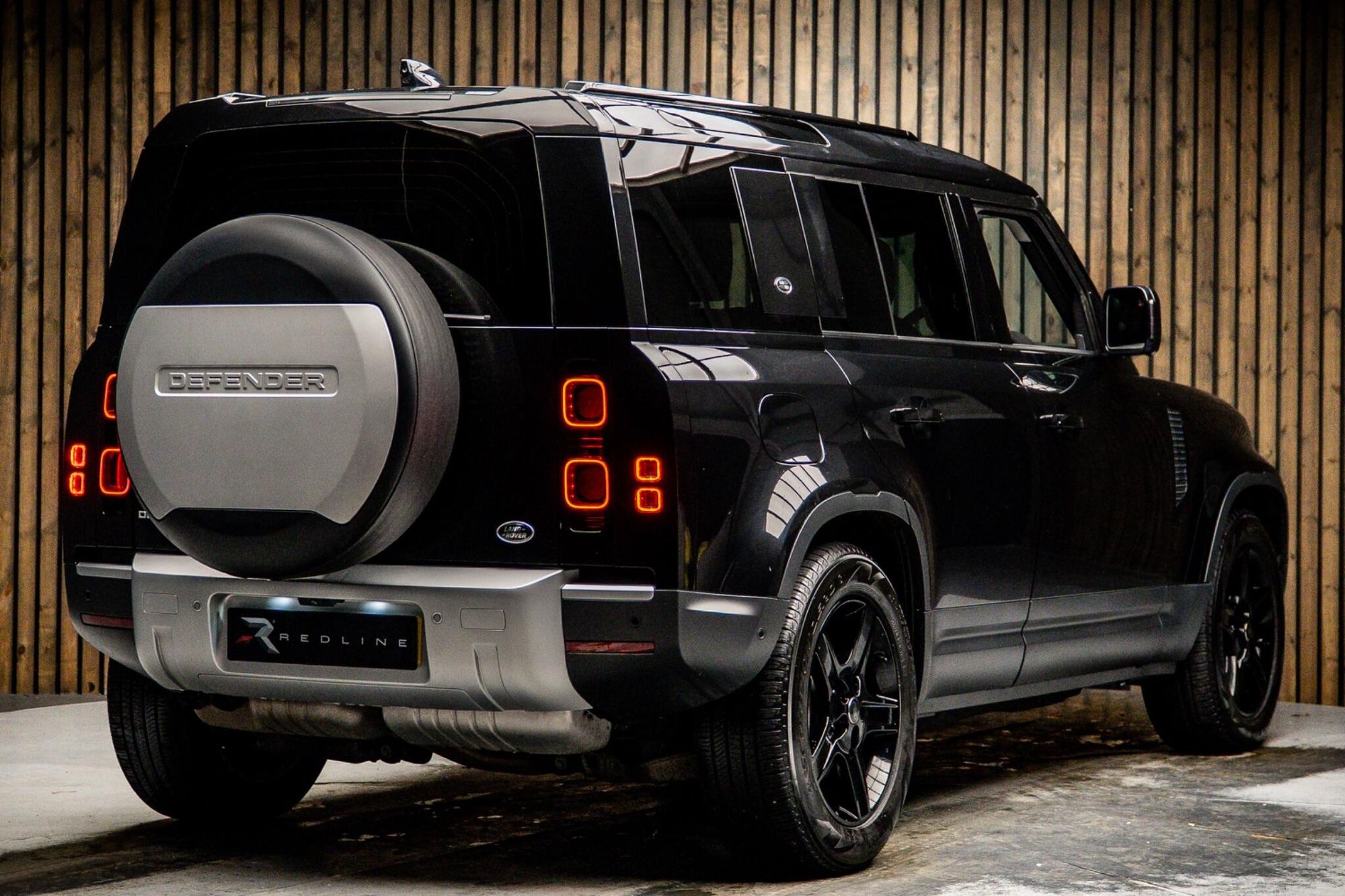 LAND ROVER DEFENDER DIESEL ESTATE 3.0 D300 SE 110 5dr Auto for sale UK - Slide 4