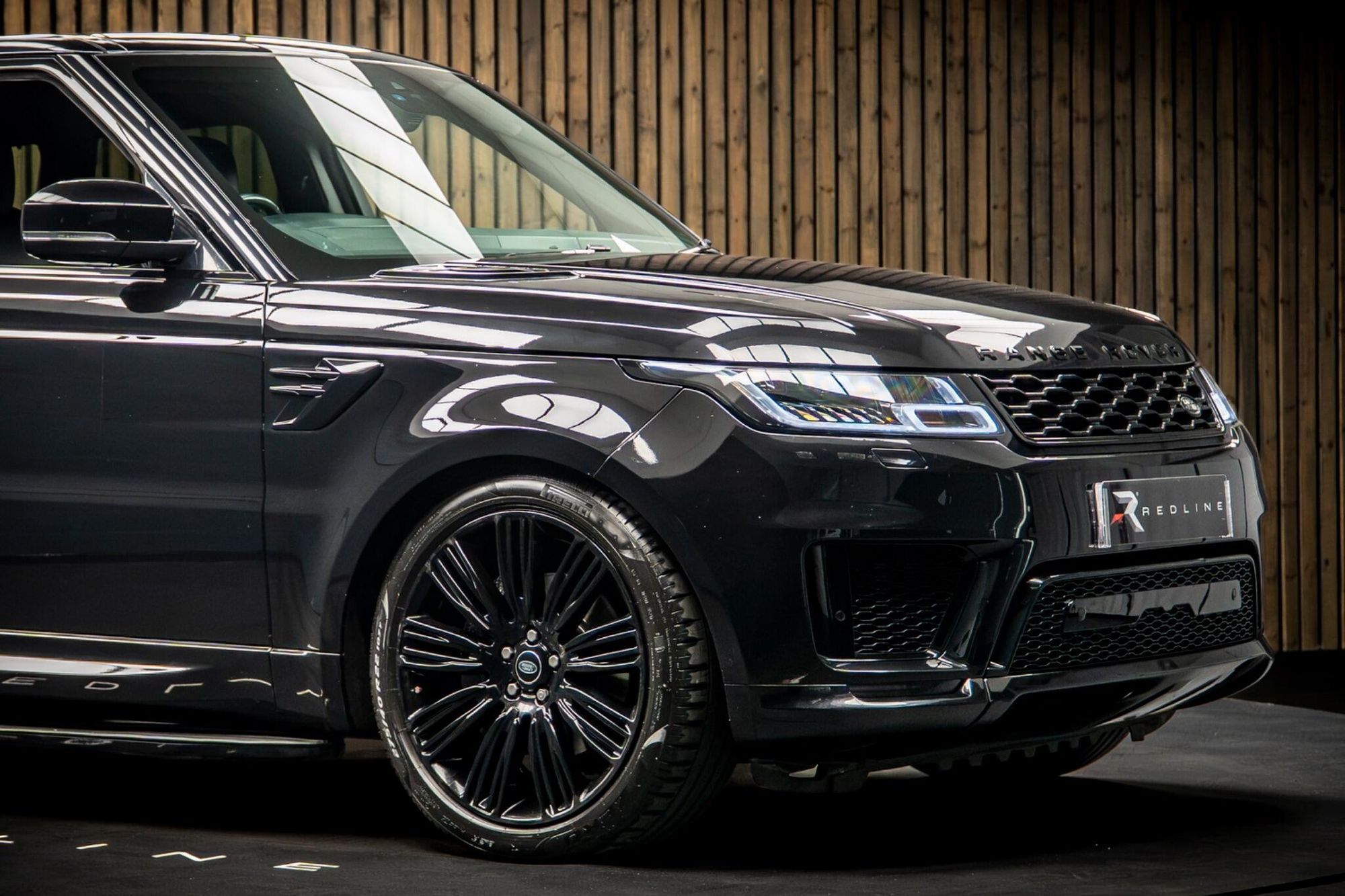 LAND ROVER RANGE ROVER SPORT DIESEL ESTATE 3.0 D300 HSE Dynamic Black 5dr Auto for sale UK - Slide 10
