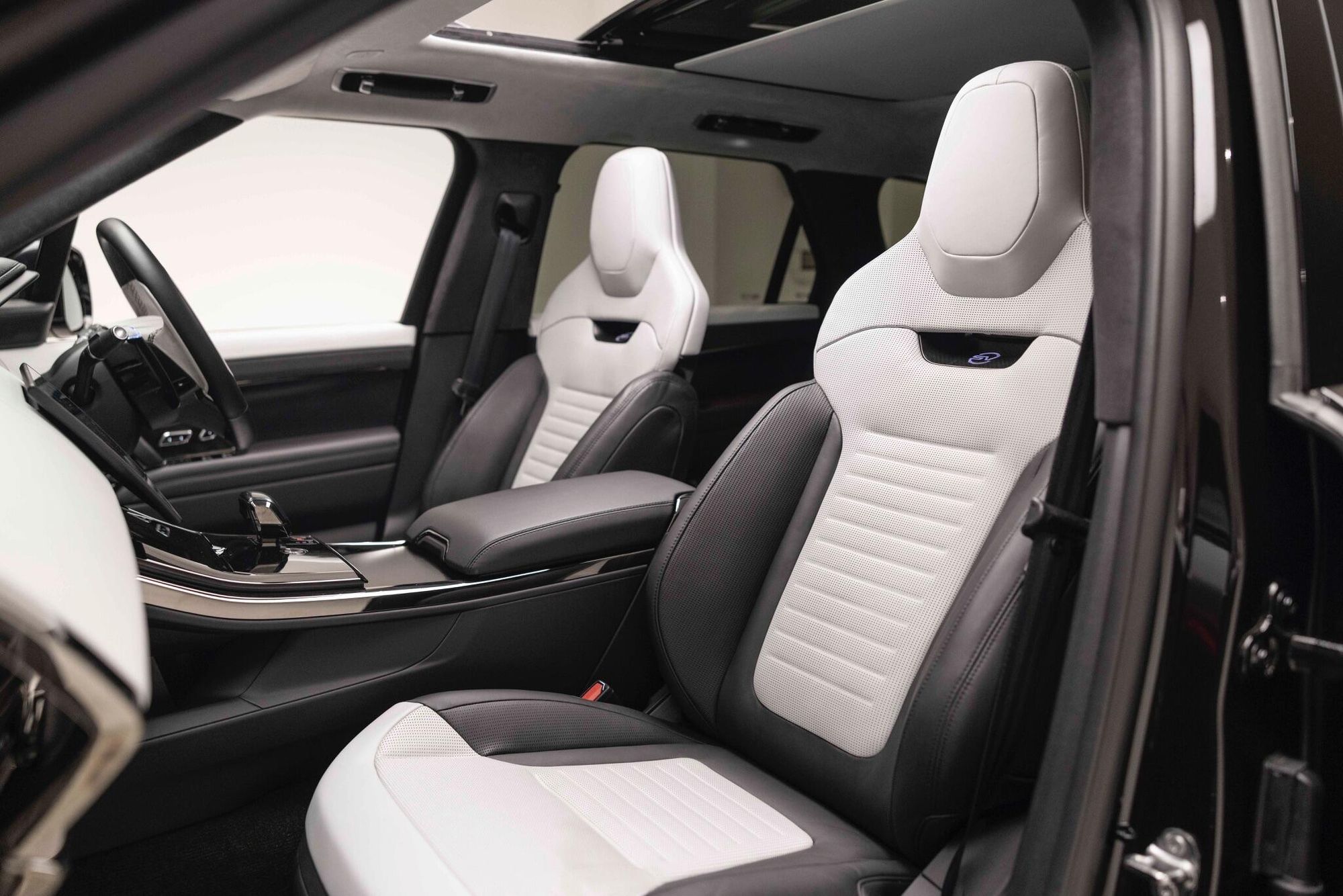 LAND ROVER RANGE ROVER SPORT ESTATE SPECIAL EDITIONS 4.4 P635 V8 SV Edition One 5dr Auto [Gloss] for sale UK - Slide 3