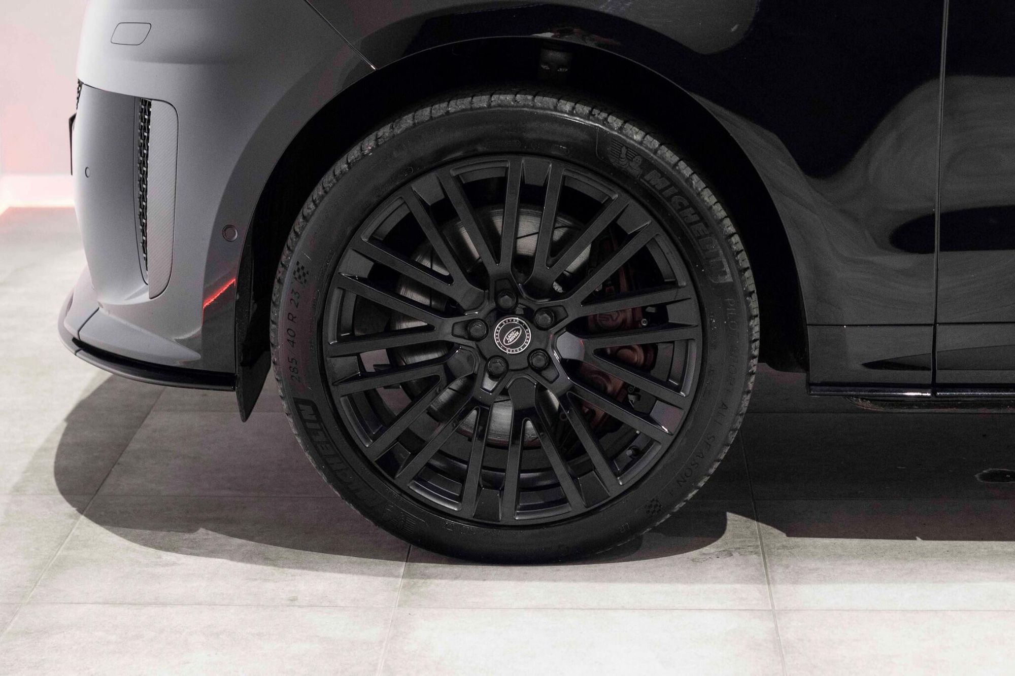 LAND ROVER RANGE ROVER SPORT ESTATE SPECIAL EDITIONS 4.4 P635 V8 SV Edition One 5dr Auto [Gloss] for sale UK - Slide 4