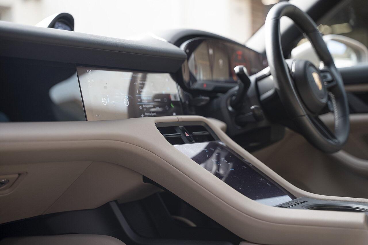 PORSCHE TAYCAN SPORT TURISMO 300kW 79kWh 5dr RWD Auto for sale UK - Slide 9