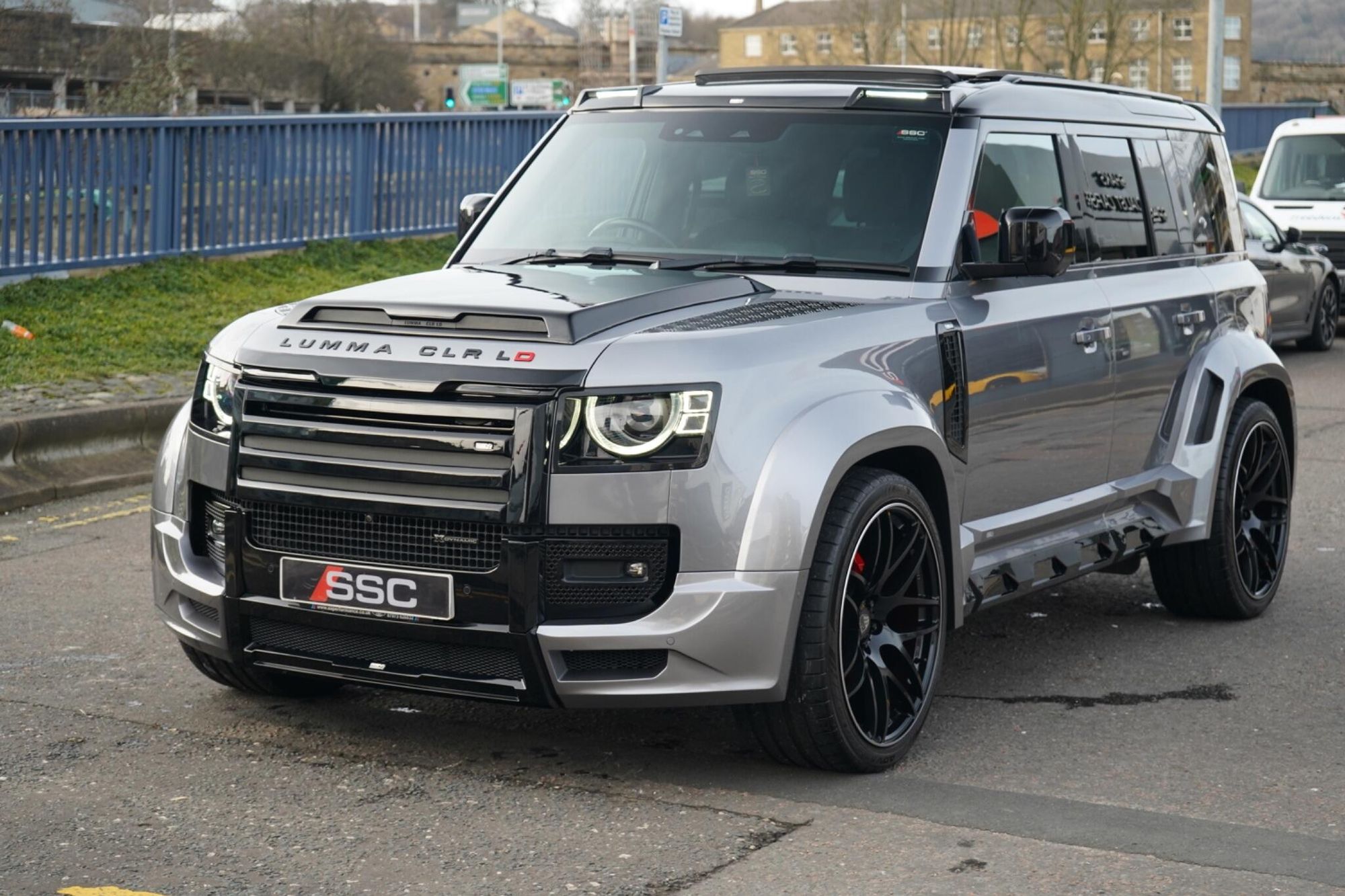 LAND ROVER DEFENDER ESTATE 2.0 P400e X-Dynamic SE 110 5dr Auto for sale UK - Slide 7