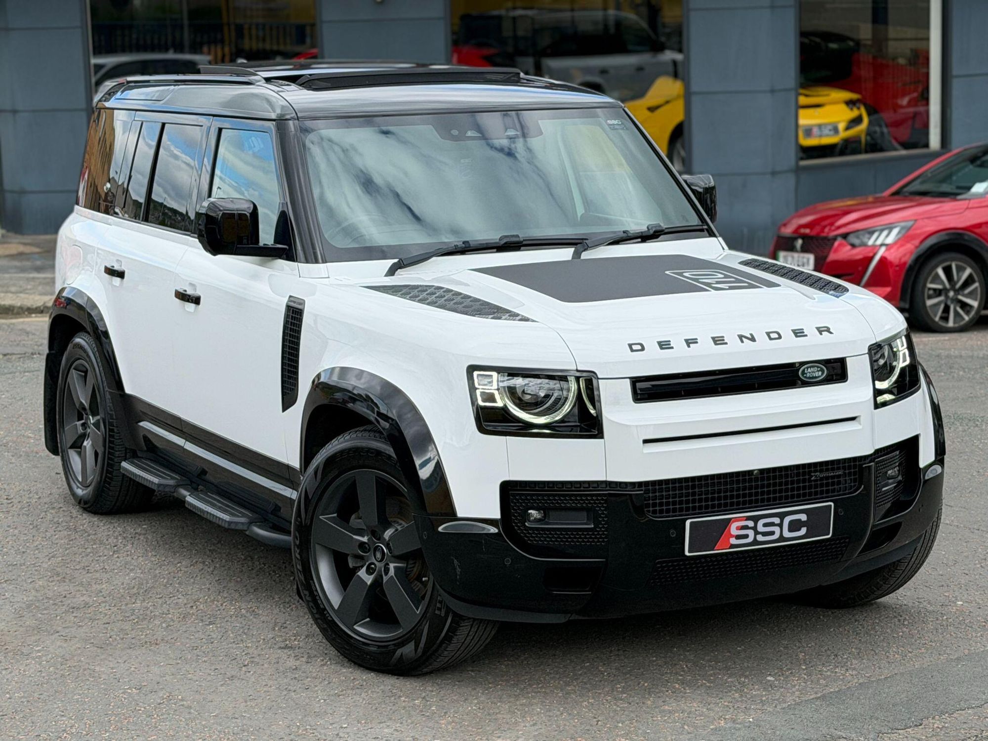 LAND ROVER DEFENDER DIESEL ESTATE 3.0 D250 X-Dynamic HSE 110 5dr Auto for sale UK - Slide 4