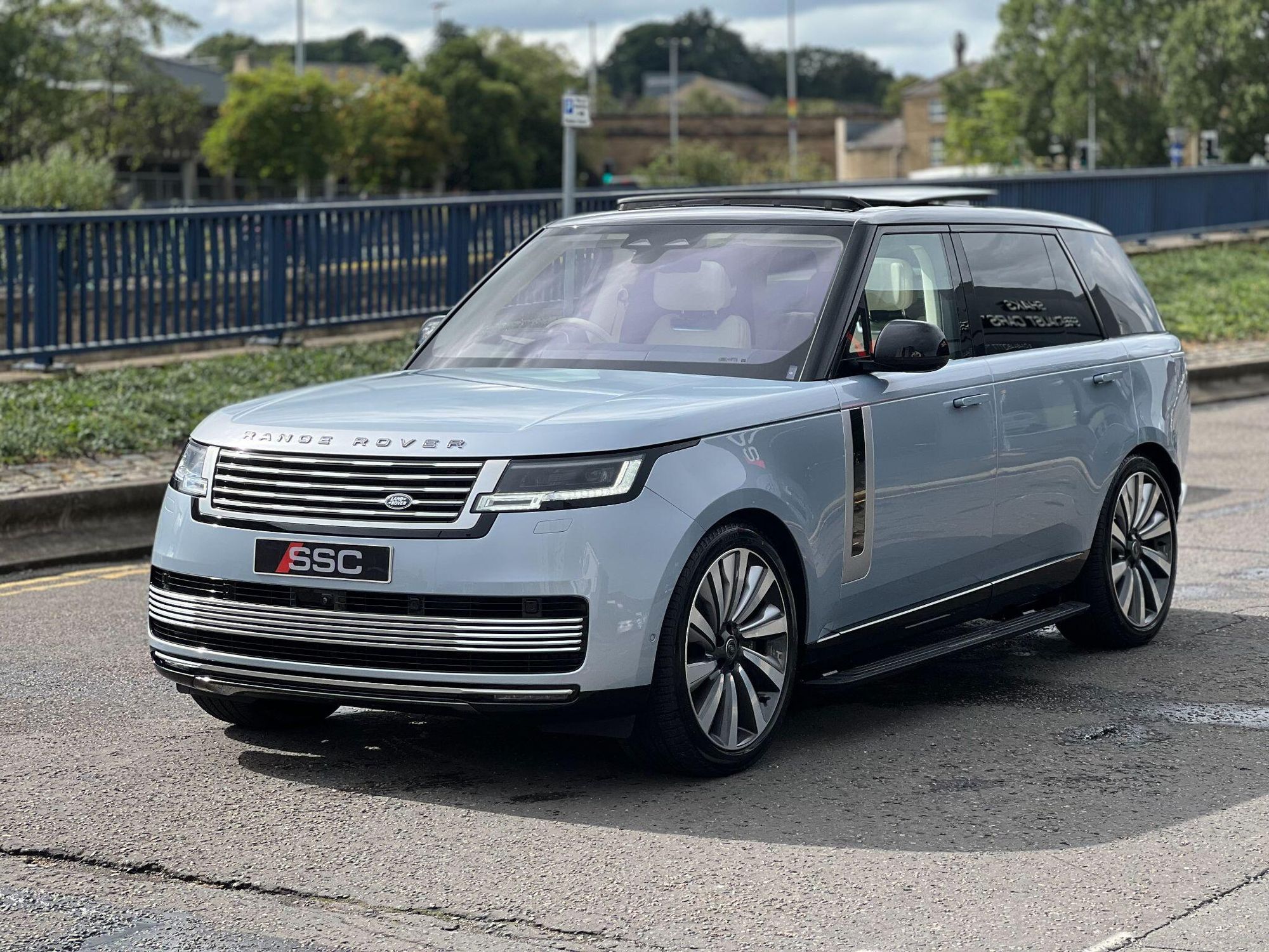 LAND ROVER RANGE ROVER ESTATE 4.4 P530 V8 SV LWB 4dr Auto for sale UK - Slide 7