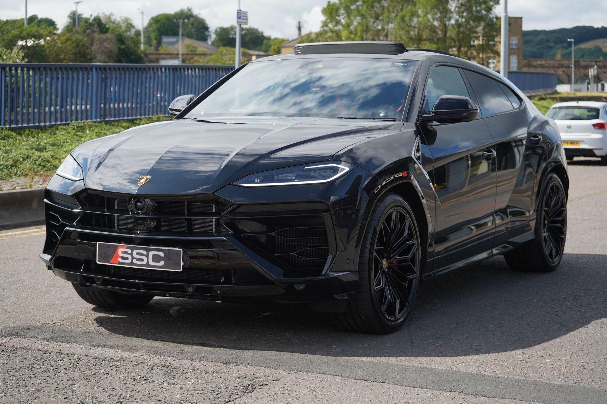 LAMBORGHINI URUS ESTATE 4.0T 25.9kWh Plug-in Hybrid FSI V8 5dr Auto for sale UK - Slide 7